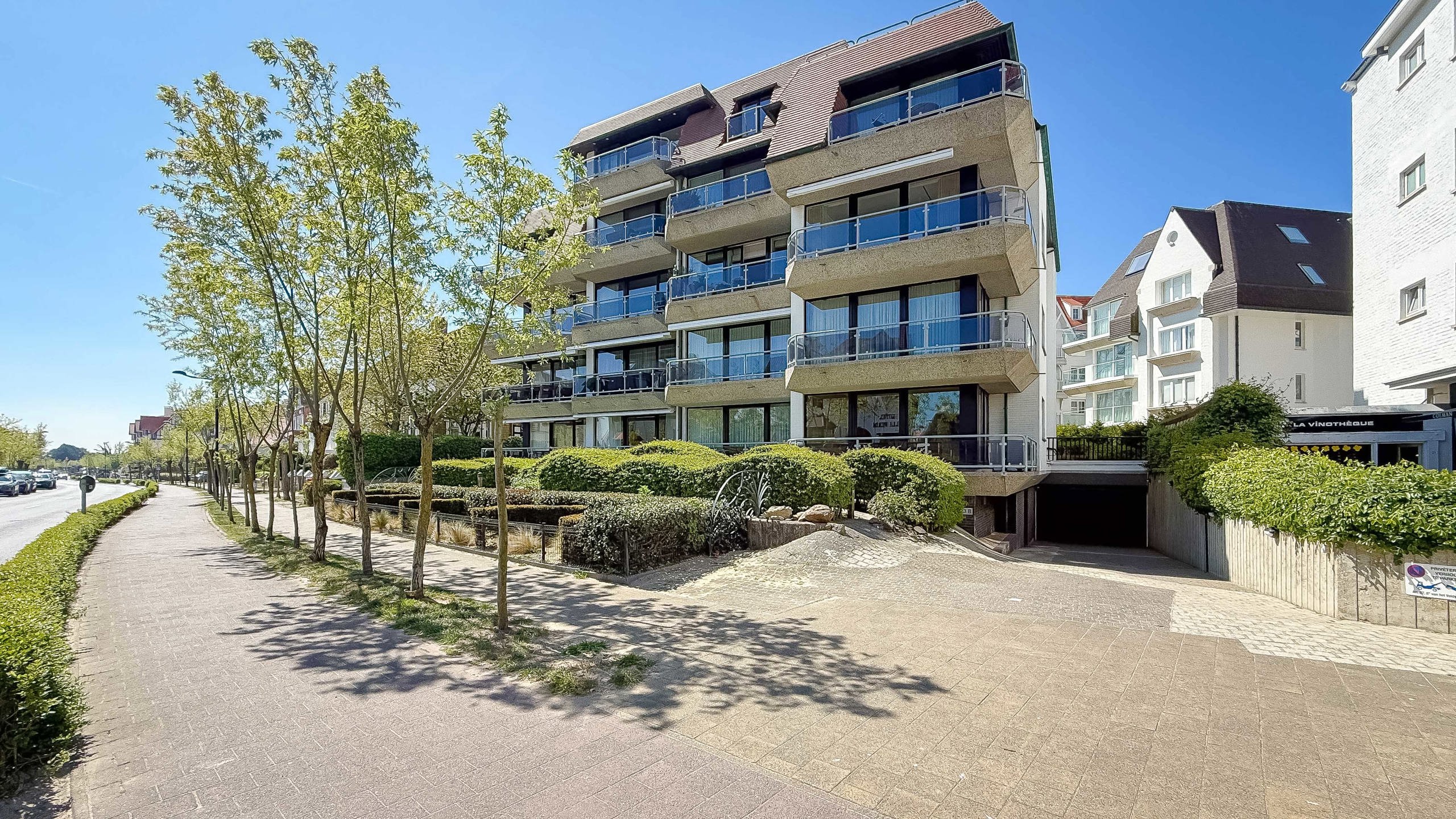 Hoekappartement met mooi terras, nabij het Albertplein... foto {{pictureIndex}}