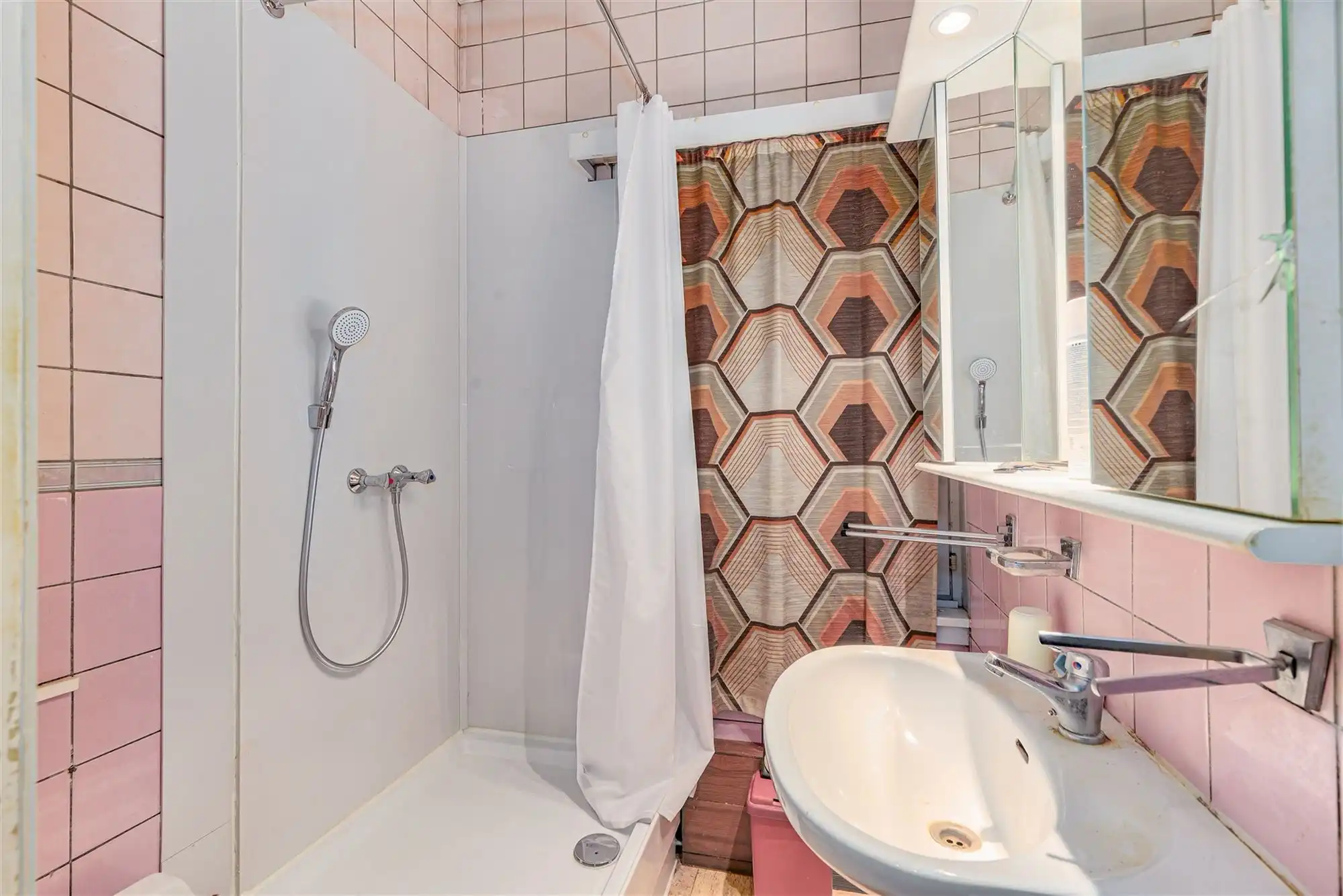 Te renoveren woning met tuin in Merksem foto 12