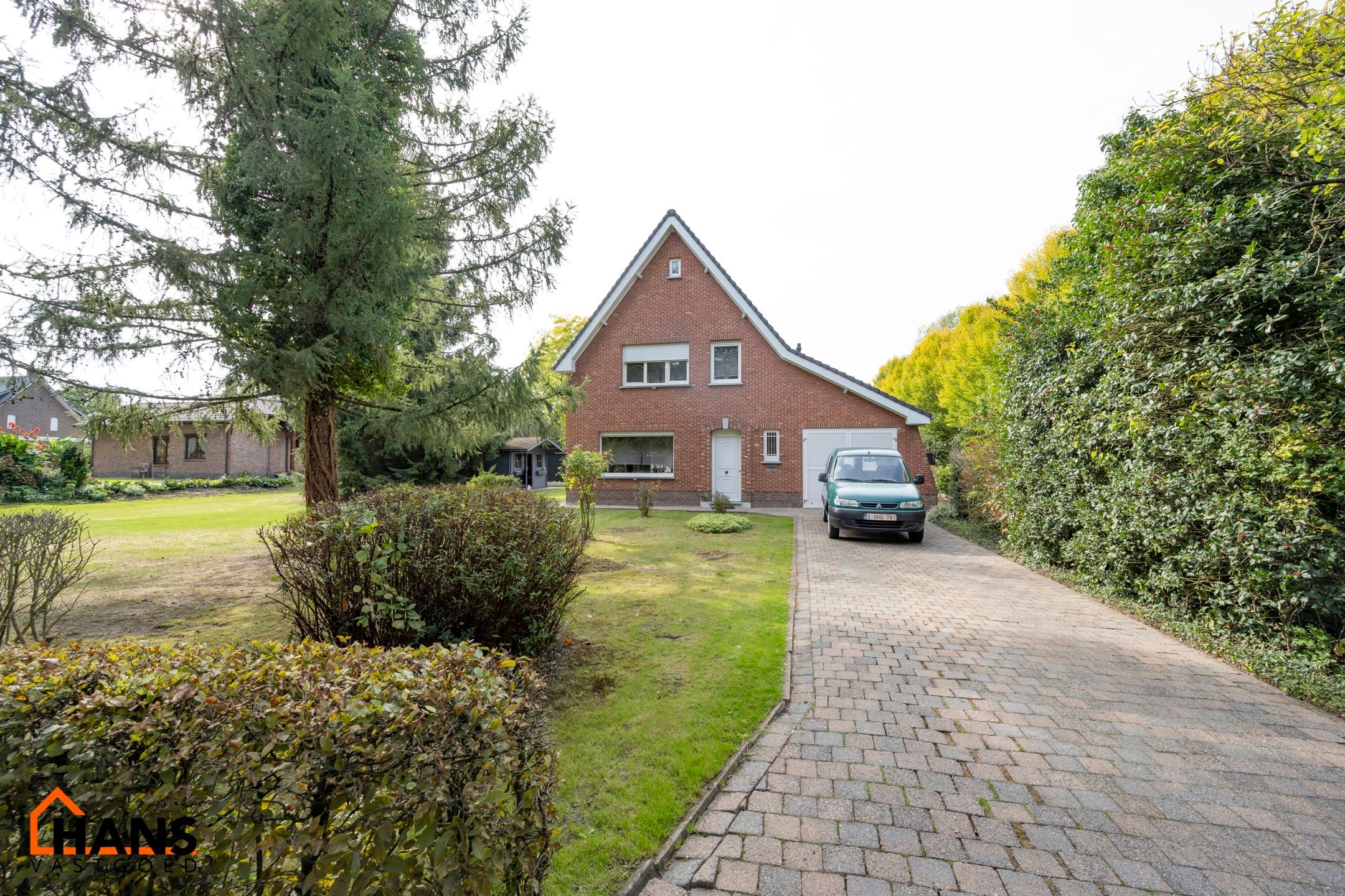 Vrijstaande ééngezinswoning met ruime tuin en garage. foto {{pictureIndex}}