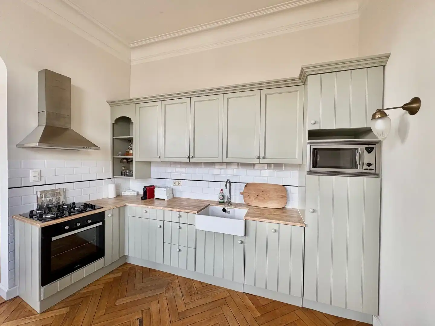 Stijlvol GEMEUBELD 2-slpk app op wandelafstand van Centraal Station foto 5