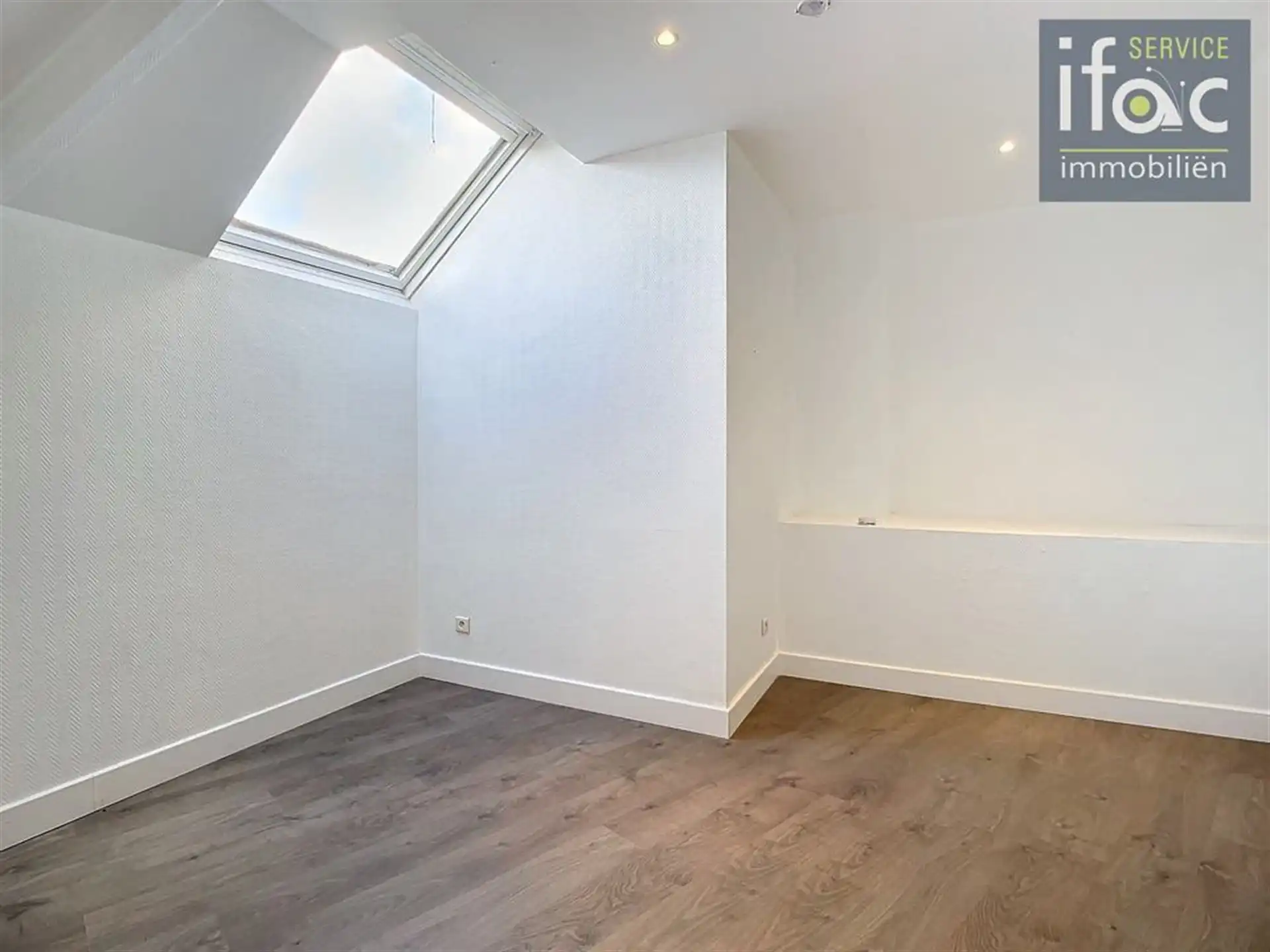 Opbrengstgebouw met handelsruimte en appartment foto 25