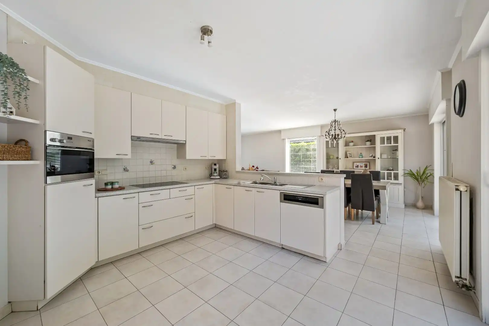 Woning met 3 slaapkamers, garage en gezellige tuin. foto 3