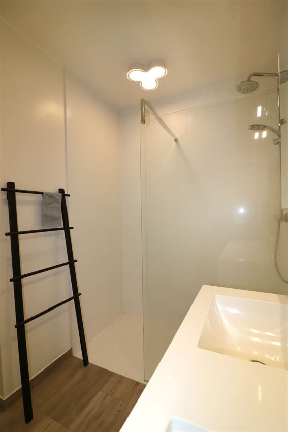 Zonnig appartement met ruim terras, twee slaapkamers in centrum foto 18