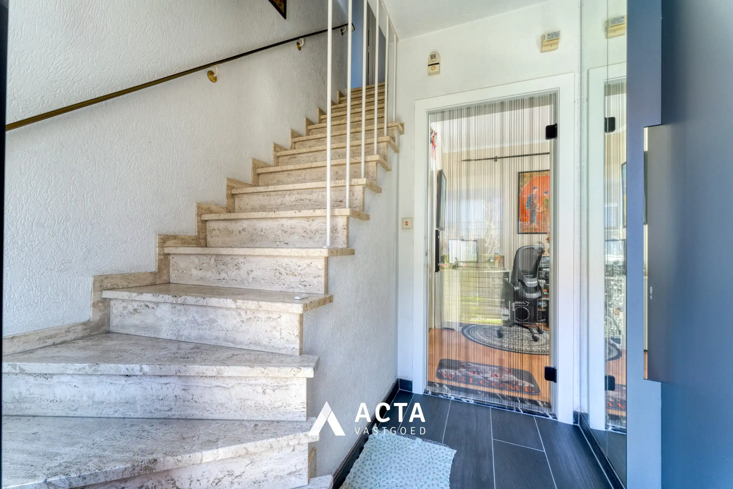 Halfopen bebouwing met vier slaapkamers en dubbele garage in Mariakerke foto 7