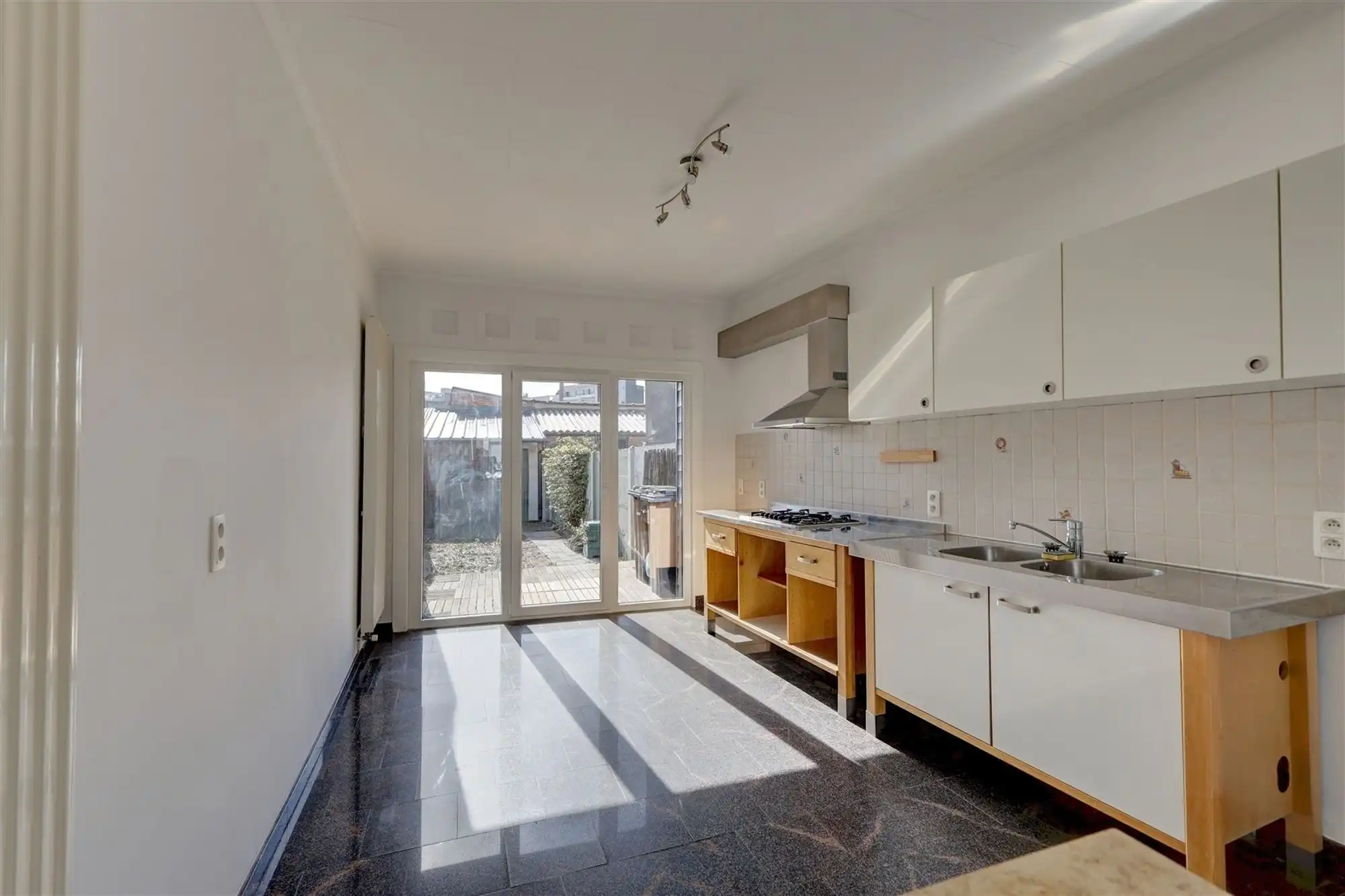 Moderne gezinswoning met twee slaapkamers en tuin foto 3