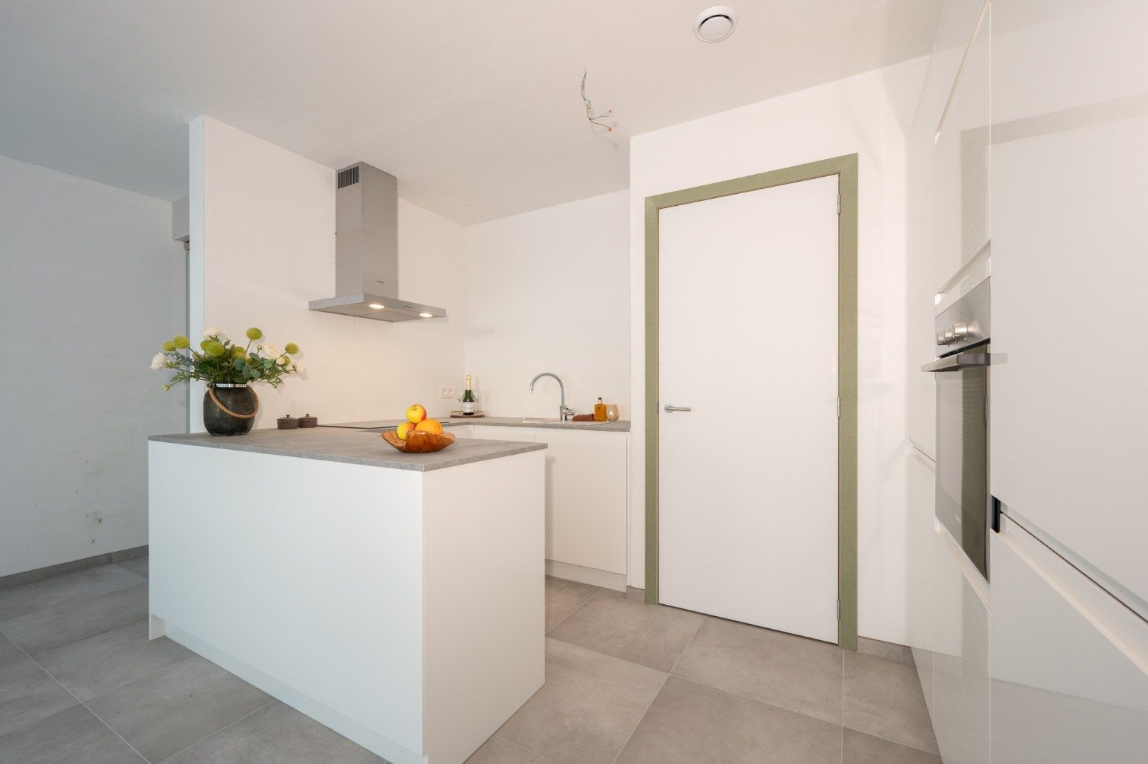 Gelijkvloers appartement met  terras en tuin in hartje Sijsele! foto 5