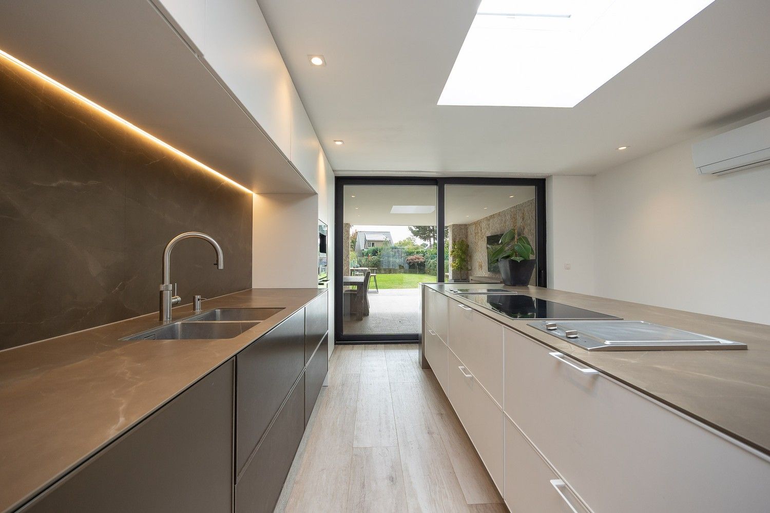 Stijlvol gerenoveerde woning in het hart van ’s-Gravenwezel – 4 slp – 4 badkamers ​​​​​​​ foto {{pictureIndex}}