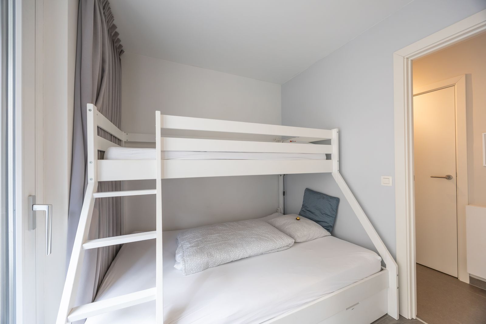 Modern en lichtrijk appartement met 2 slpk pal aan zee in jonge residentie foto 11