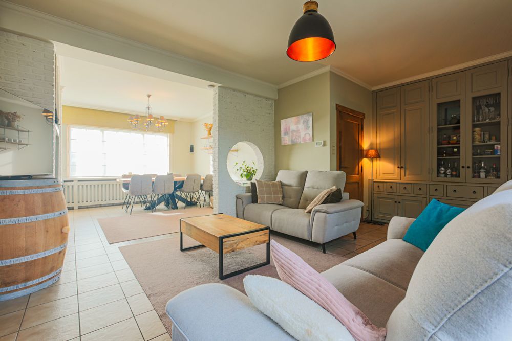 Halfopen woning met tuin, garage en pergola foto 7