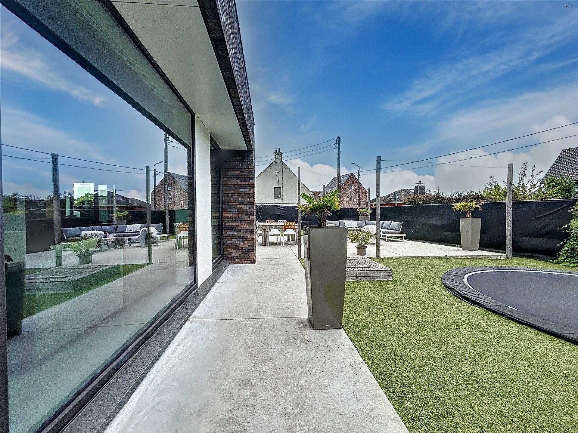 Energiezuinige open bebouwing met drie slaapkamers en garage op ruim perceel 575m² foto 3