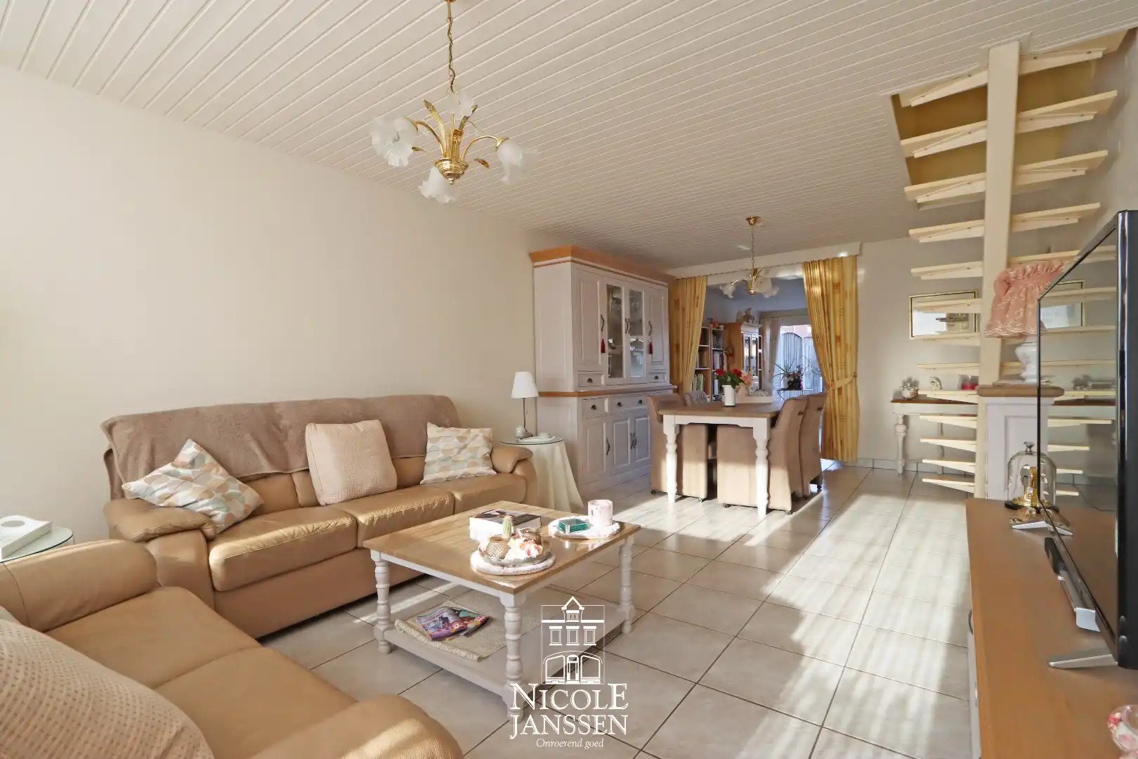 Halfopen gezinswoning met 4 slaapkamers, garage en tuintje foto 7