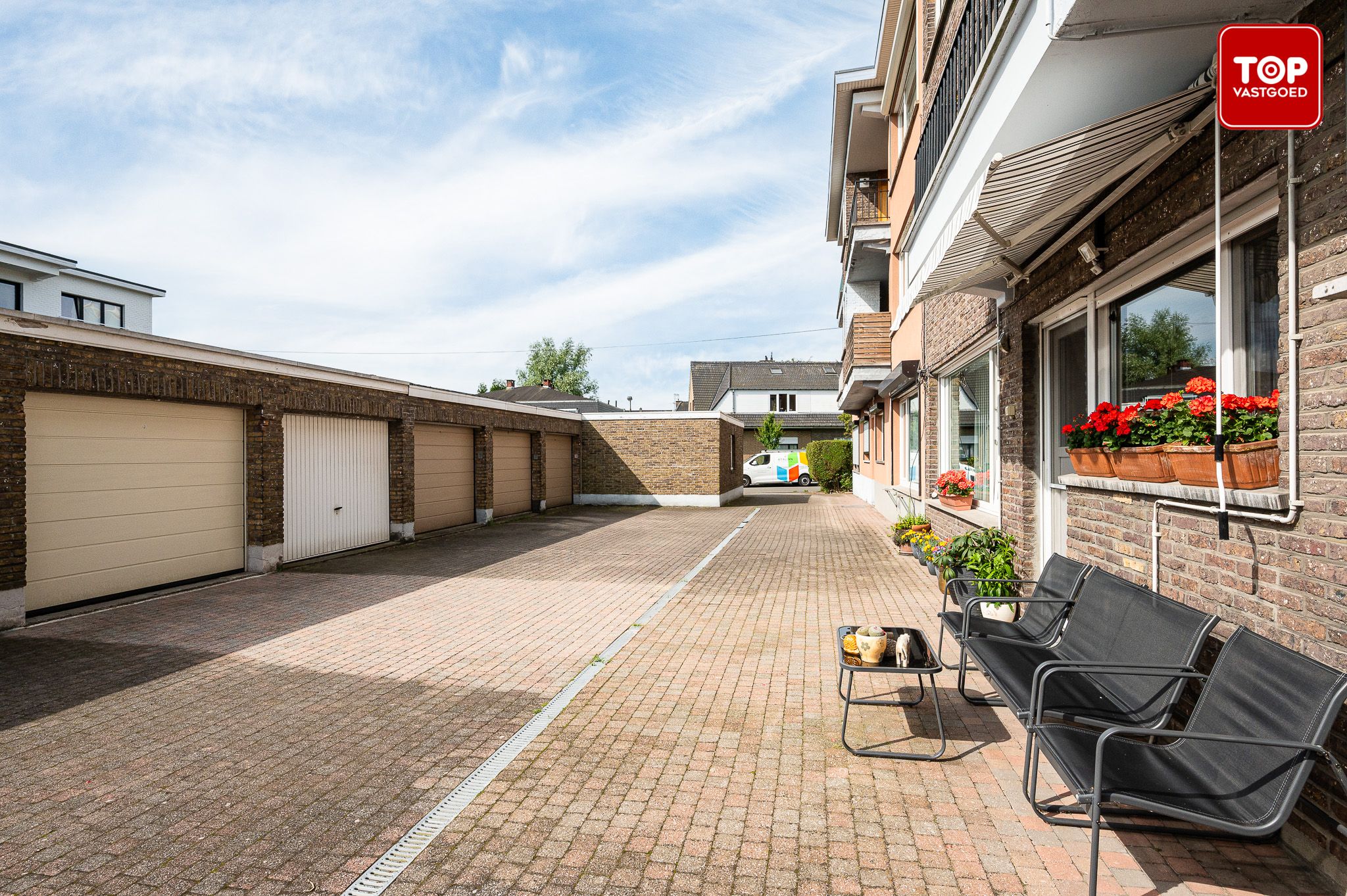 Vernieuwd gelijkvloers appartement met garage foto 21