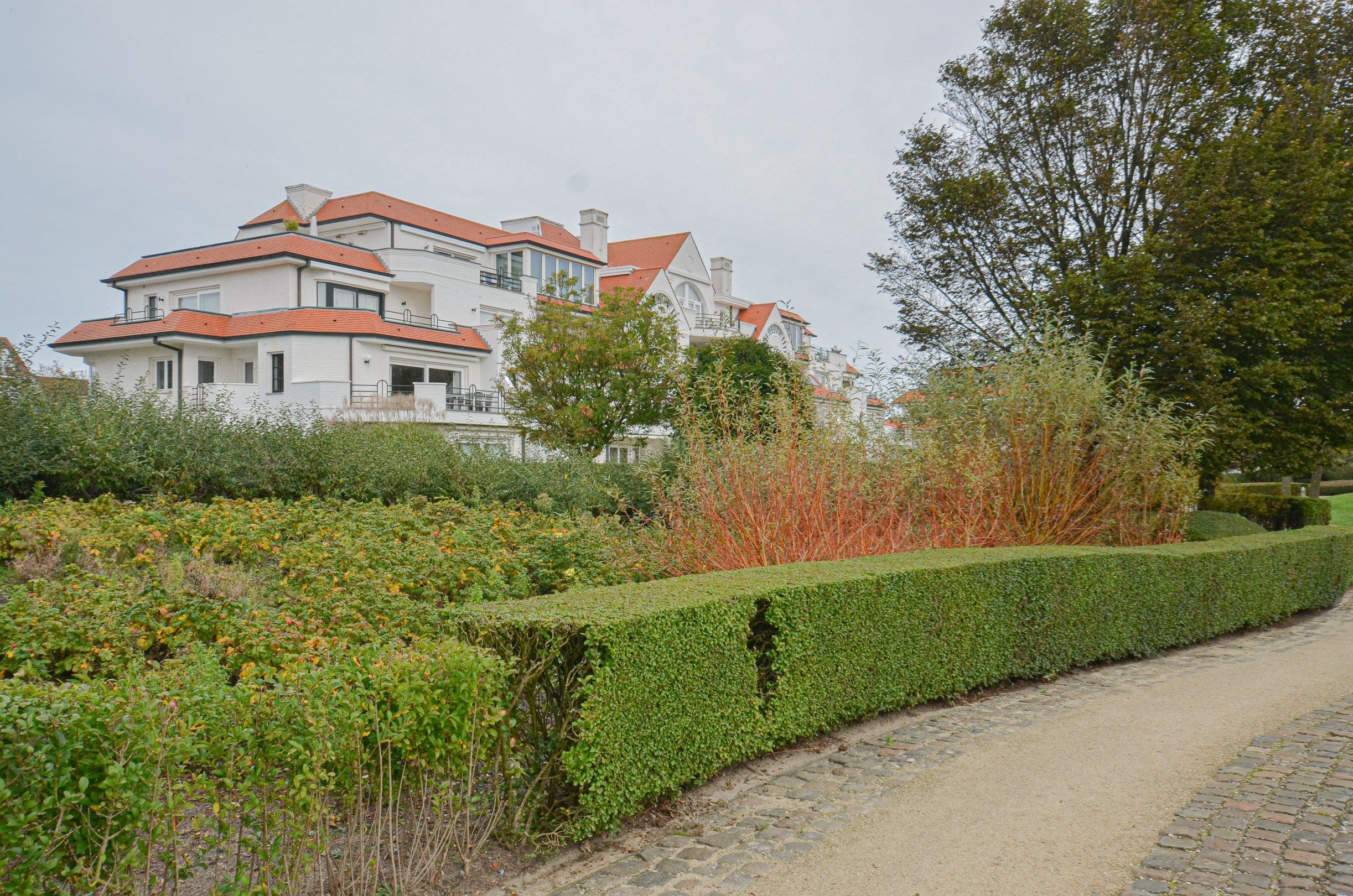 Subliem hoekappartement met ruime terrassen gelegen in het prestigieuze domein Tennis Garden. foto 41