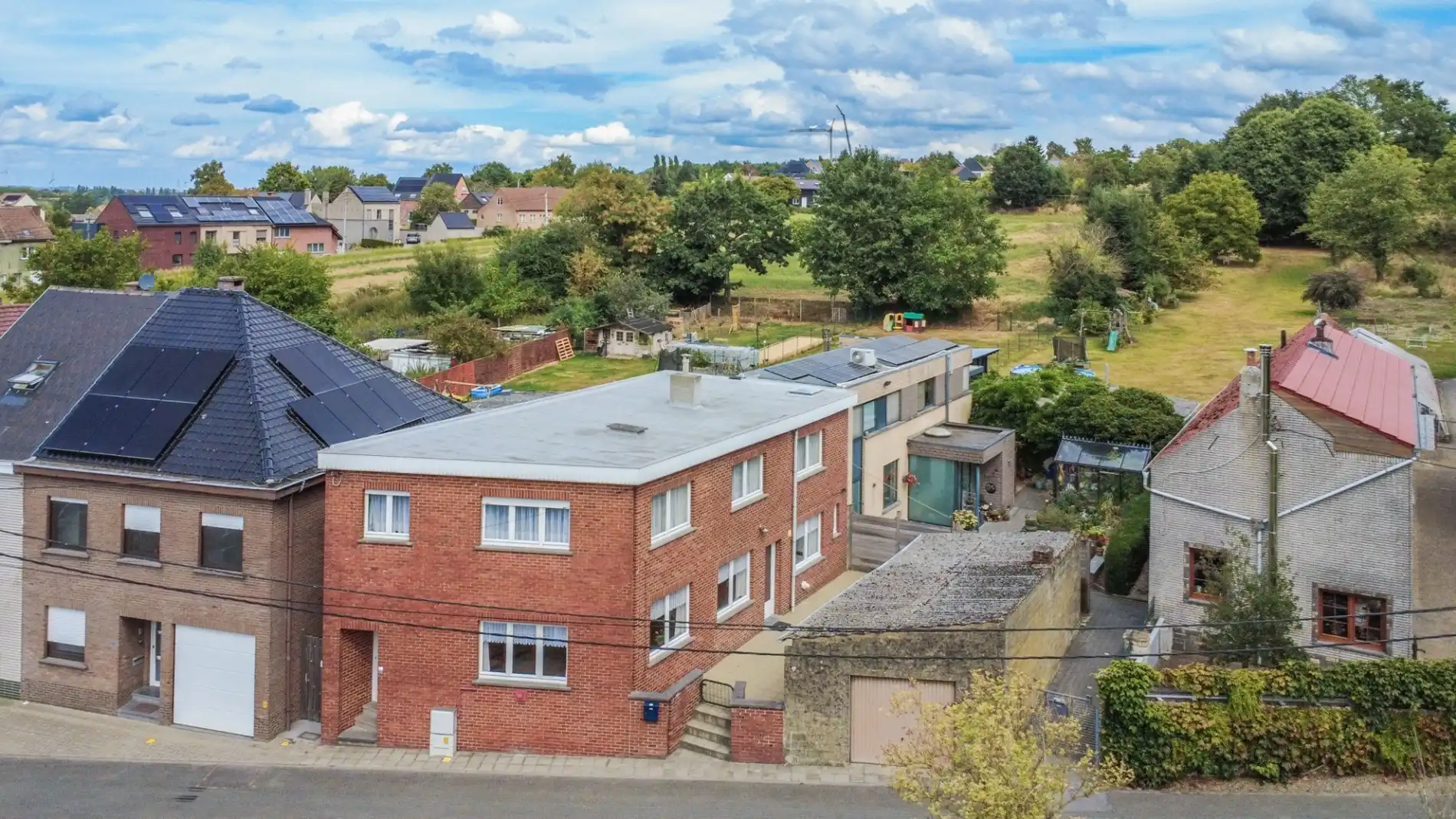 Hoofdfoto van de publicatie: LICHTRIJKE, TE RENOVEREN 3-GEVEL WONING + GROTE TUIN!