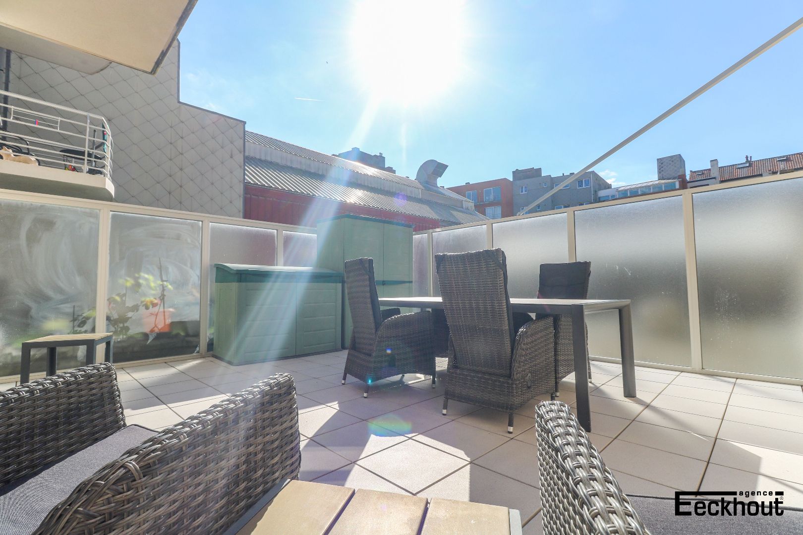 Instapklaar 2-slaapkamer appartement met groot zonneterras te Oostende! foto 15