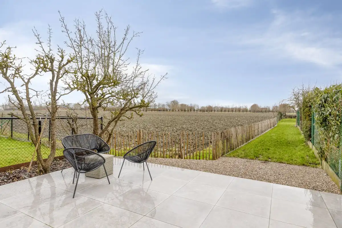 Instapklare halfopen woning te koop in Brugge met ruime tuin foto {{pictureIndex}}