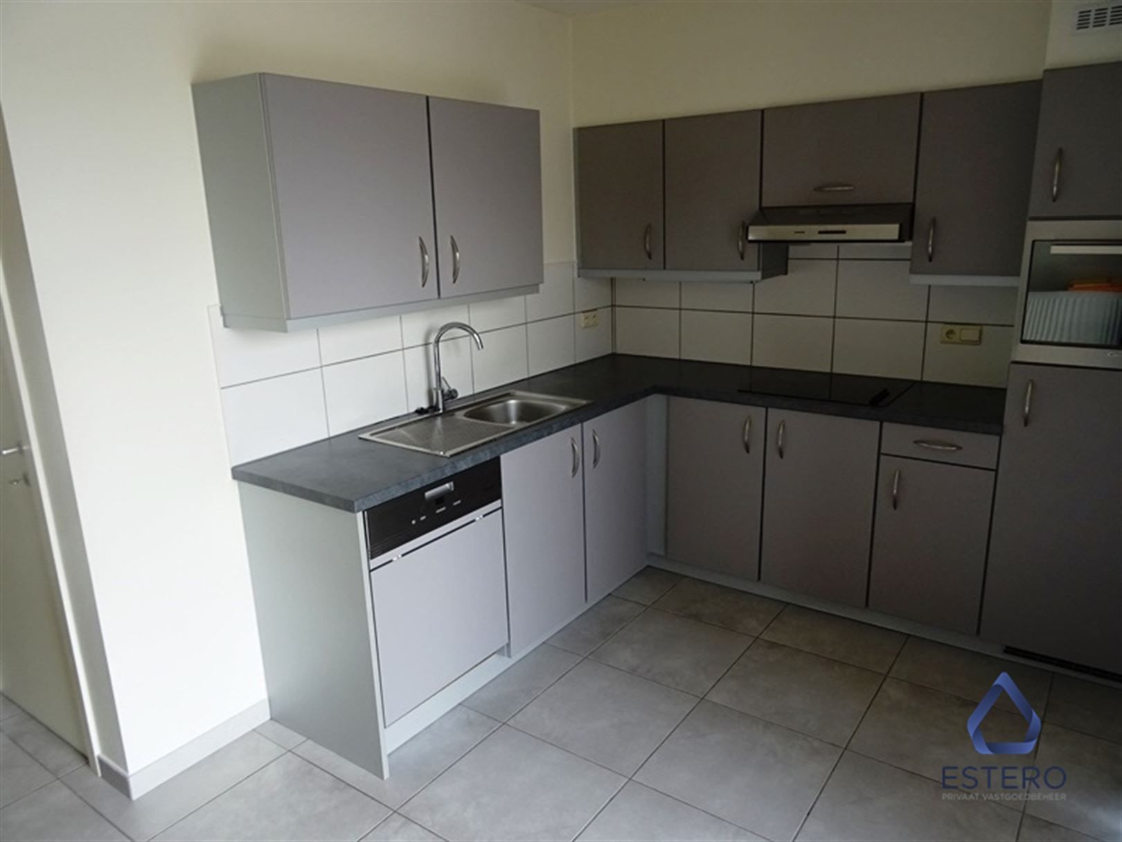 Leuk gelijkvloers appartement met groot terras, aangelegd tuintje en garagebox foto 5