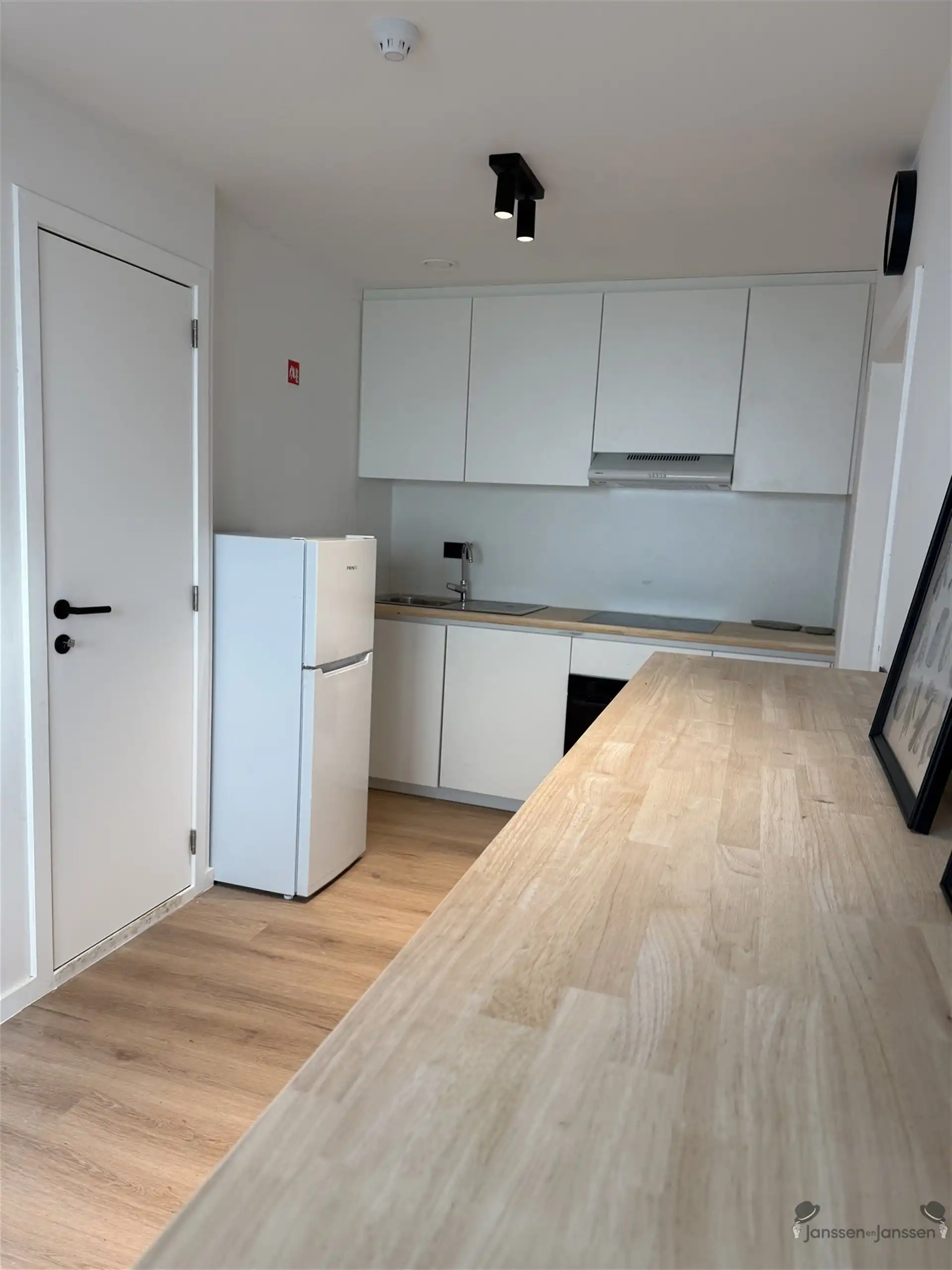 Luxe studentenkamer met eigen sanitair en toegang tot het gemeenschappelijk terras foto 7