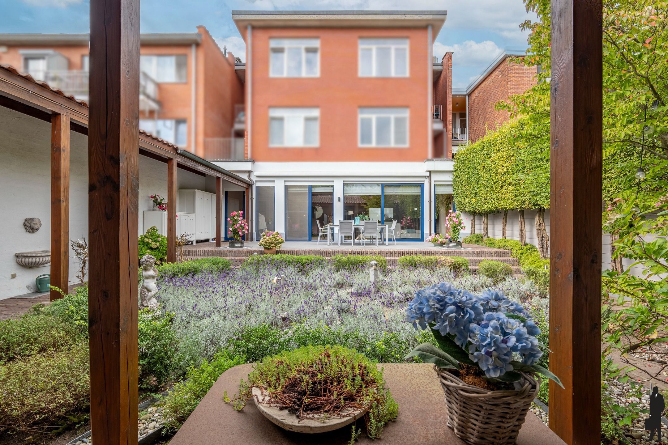 Stijlvol gelijkvloers appartement met binnenterras, tuin en binnenzwembad met wellness. foto {{pictureIndex}}