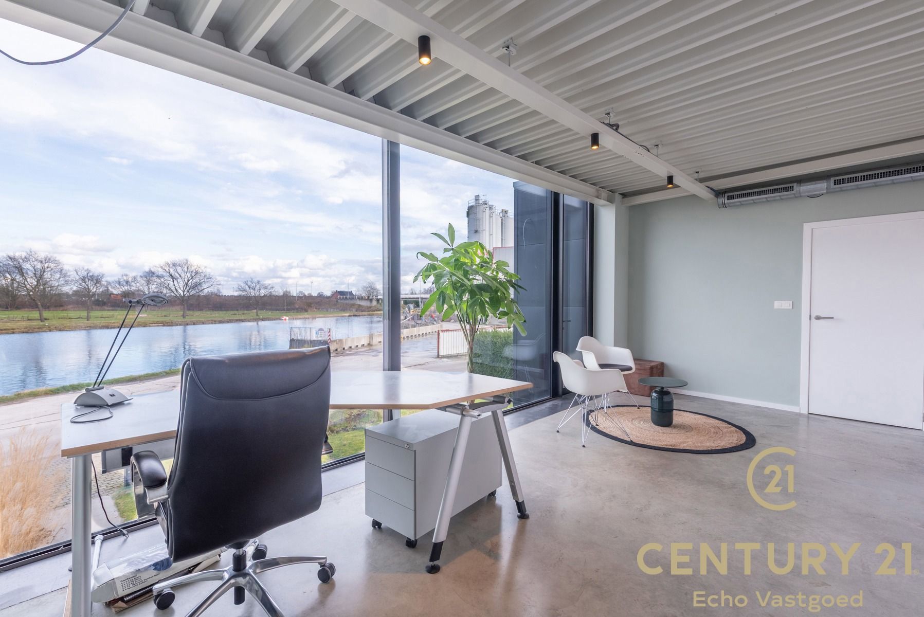 Unieke energiezuinige Loft-Stijl villa aan het water foto 3