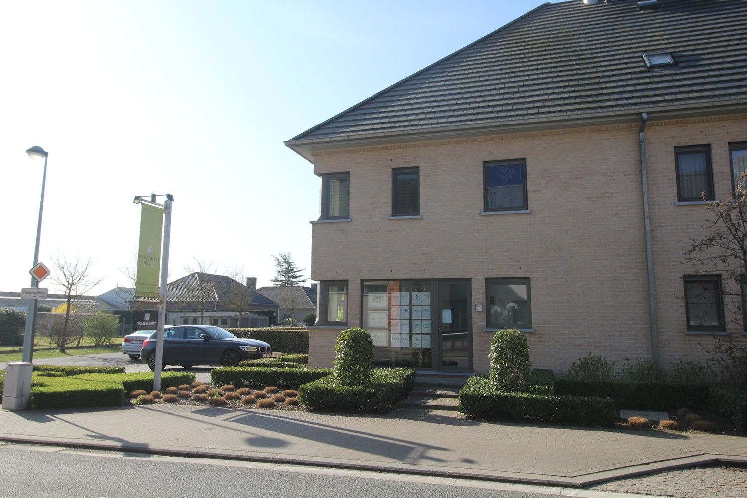ingerichte kantoorruimte met parkeergelegenheid! foto {{pictureIndex}}