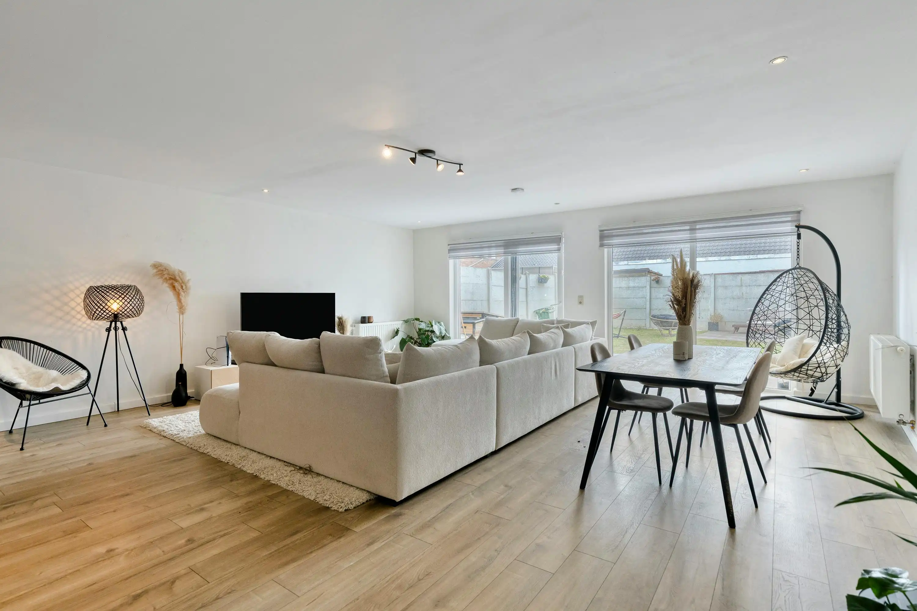 Instapklaar huis met drie slaapkamers, 2 badkamers en tuin! foto 3