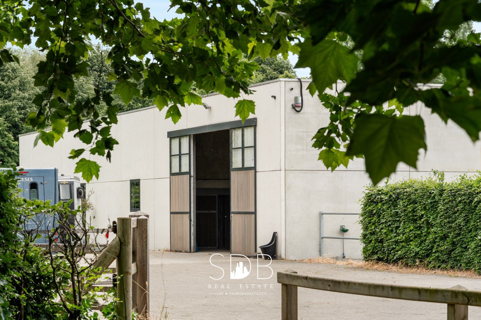 Prachtige villa met hippische accommodatie en graslanden op +/- 23 ha foto 37