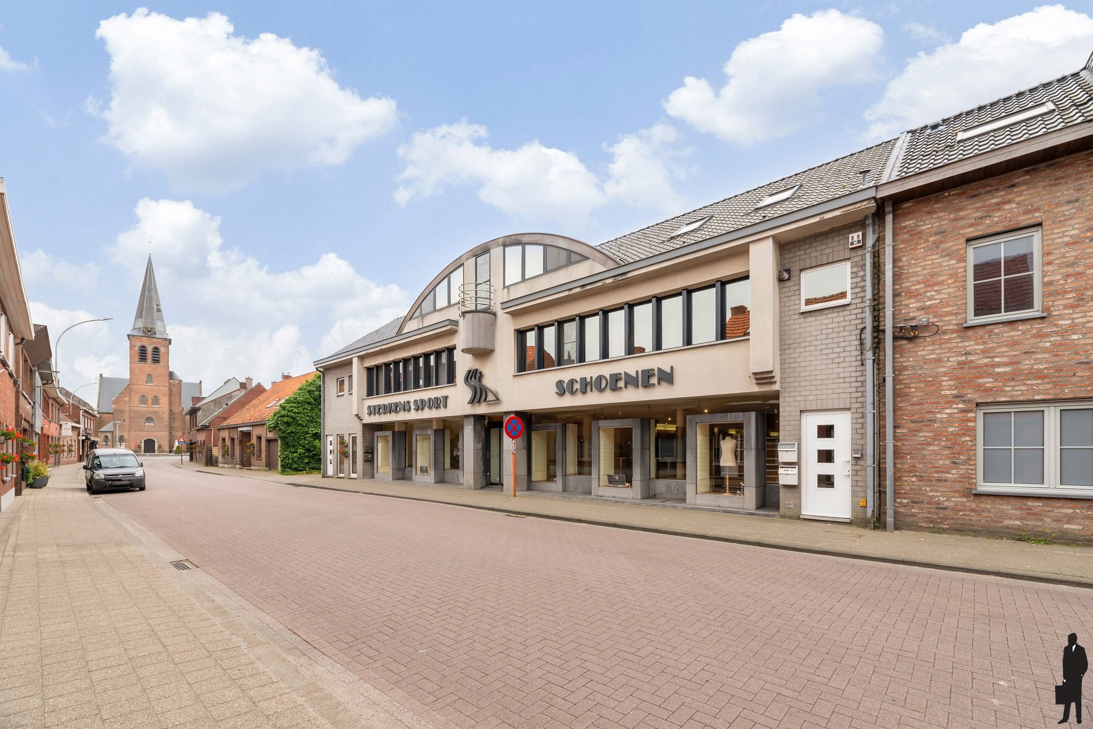 Ruim winkelpand van ca. 1.548 m2  met 29 parkeerplaatsen! foto 3