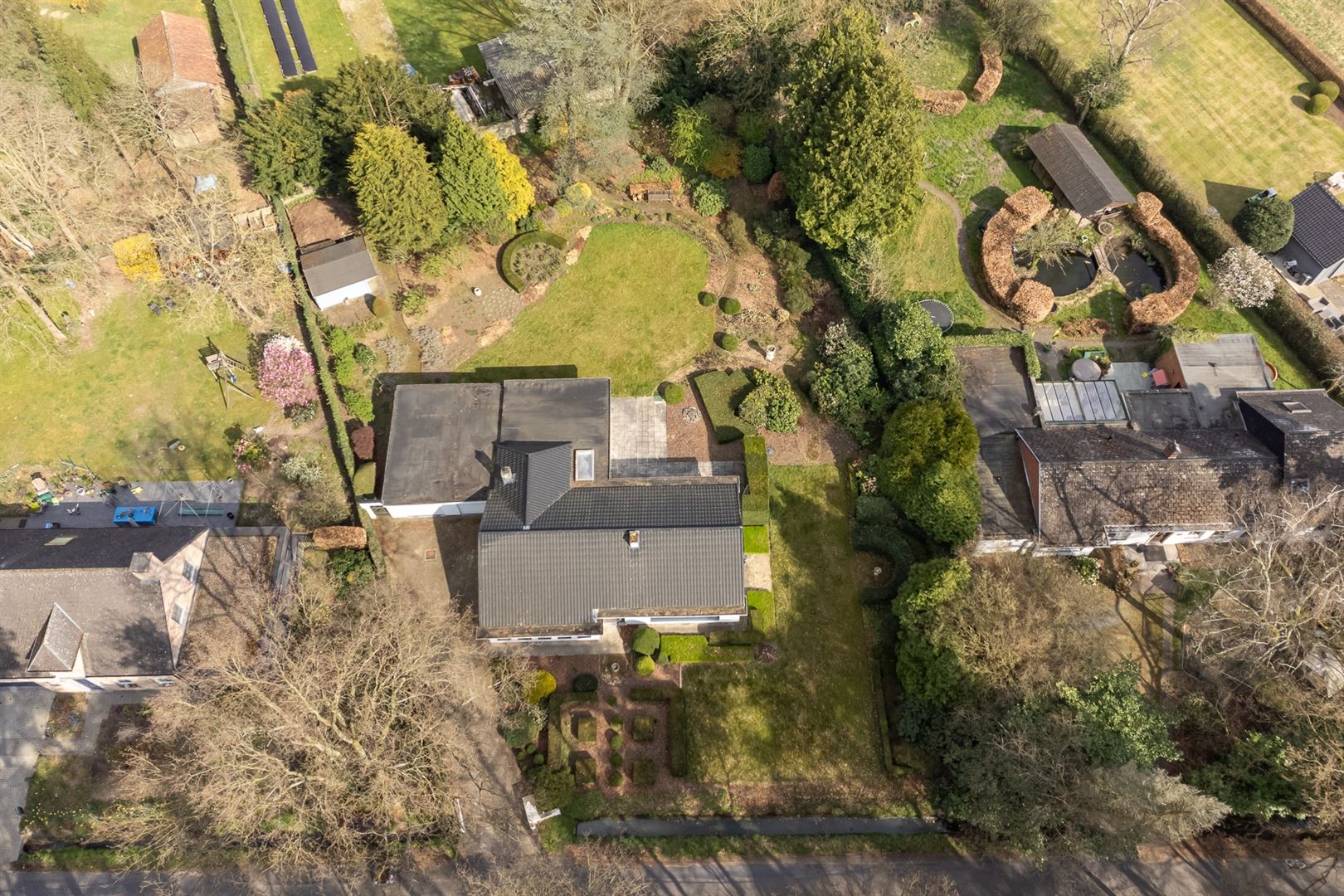 Te renoveren laagbouwvilla met Engelse tuin foto 34