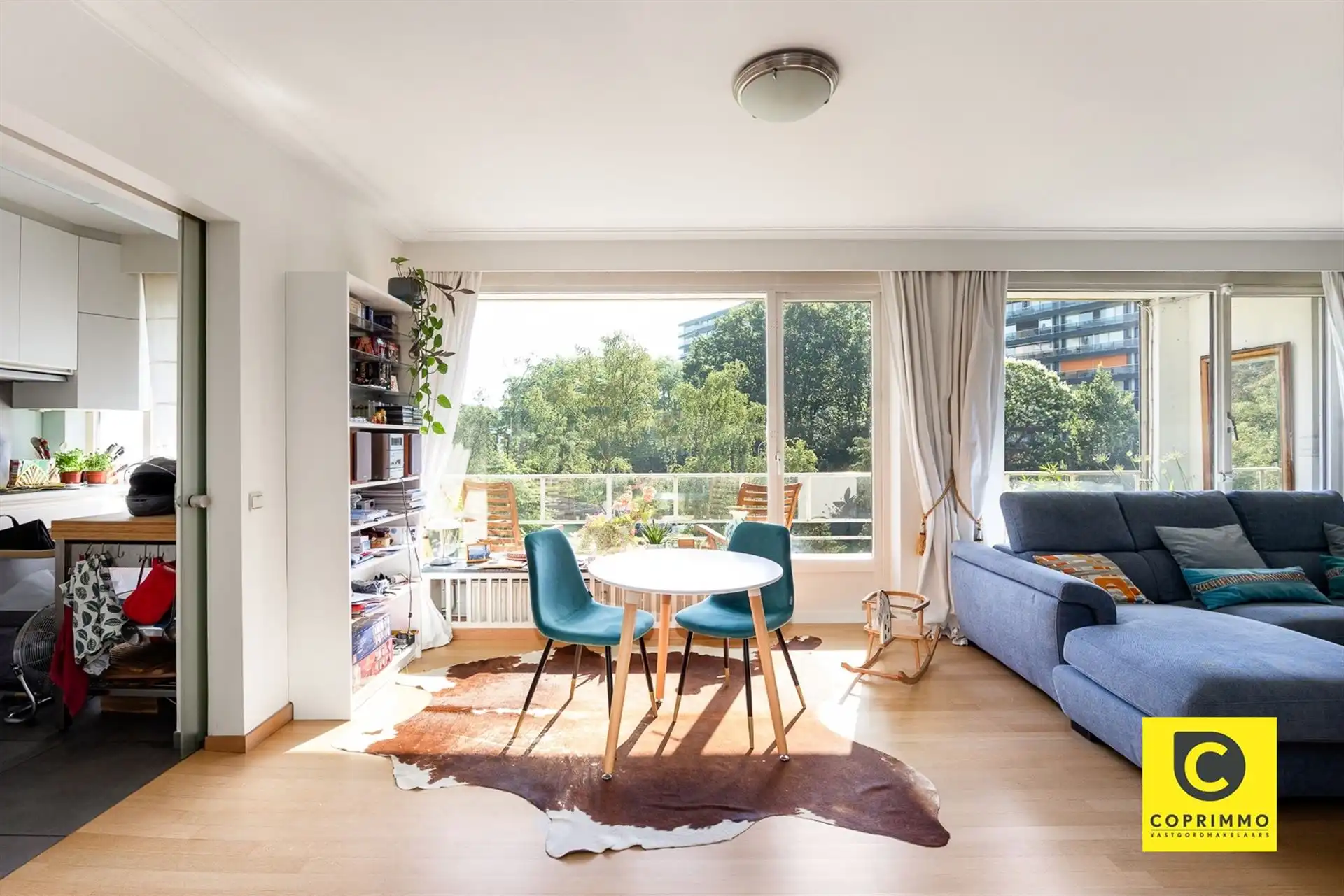 Riant 4 slaapkamer app + garage foto 3