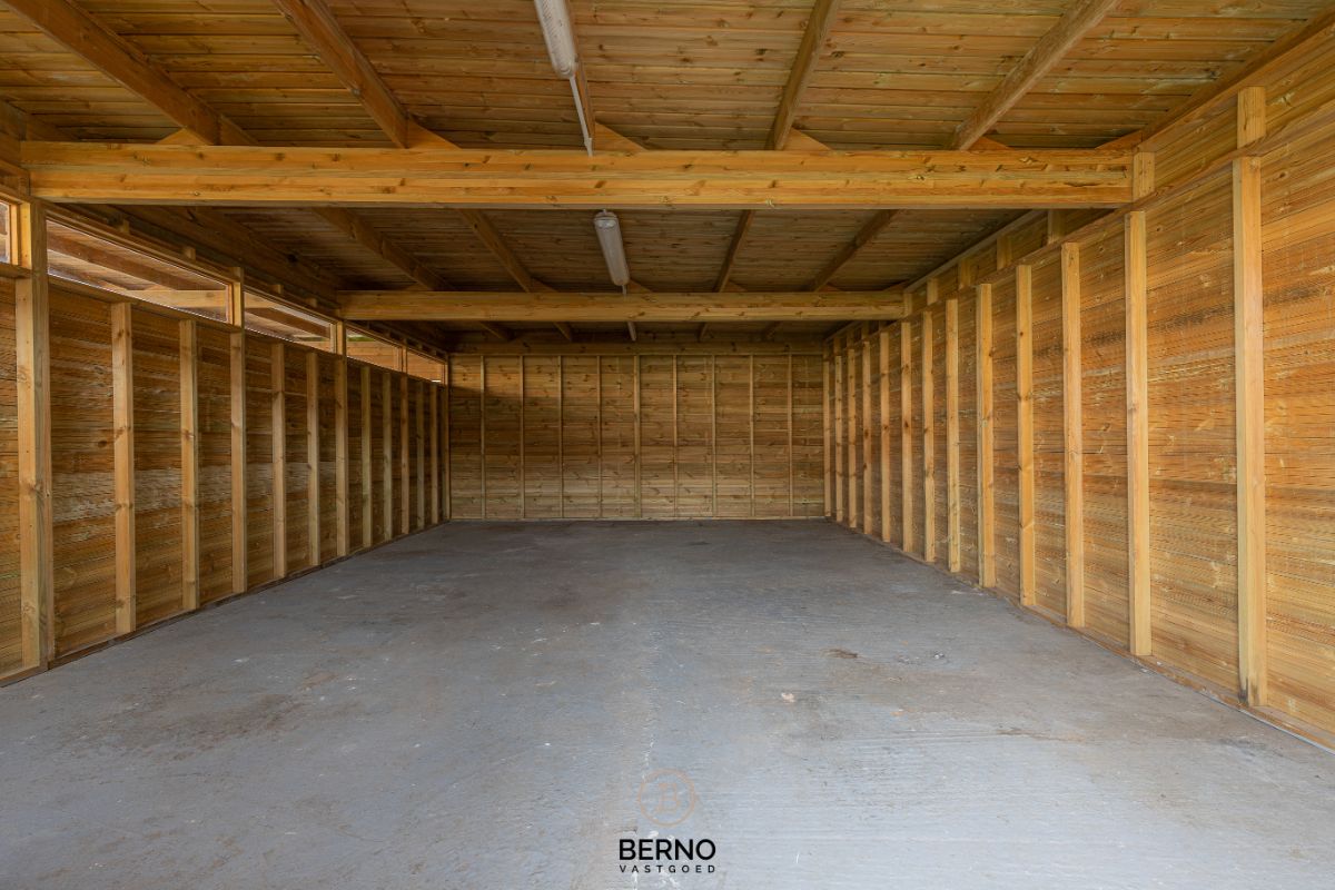 Building met praktijkruimte en 2 appartementen op commerciële locatie foto 28