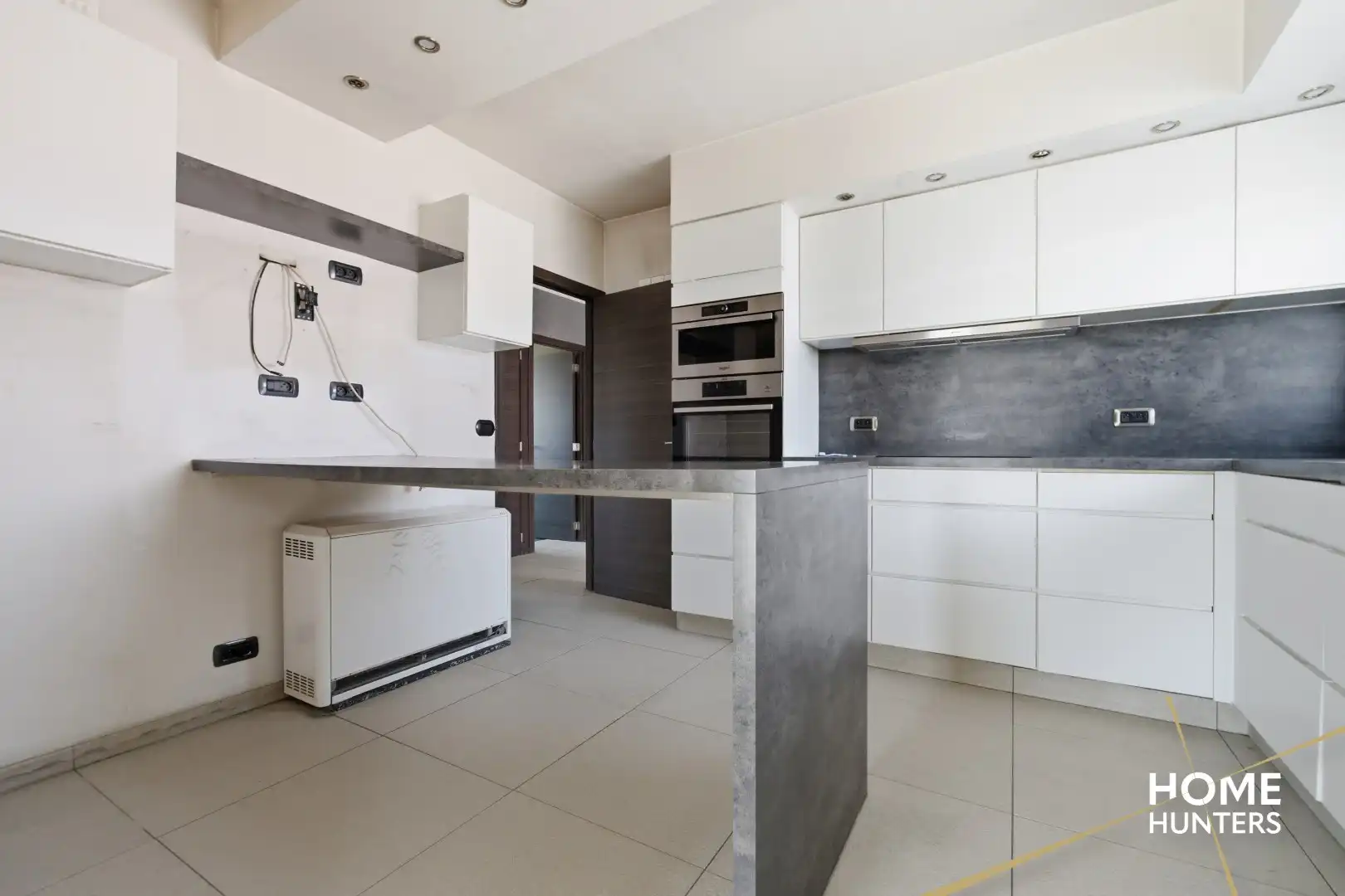 Te renoveren woning met ruime garage en tuin op centrale ligging te Zwevegem foto 24