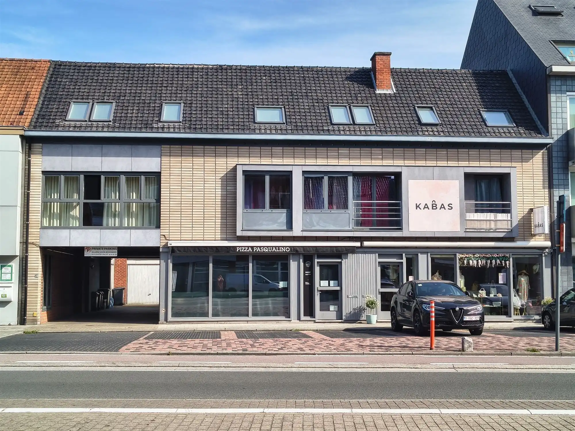 gezellig 1-slaapkamerappartement met groot terras en autostaanplaats foto {{pictureIndex}}