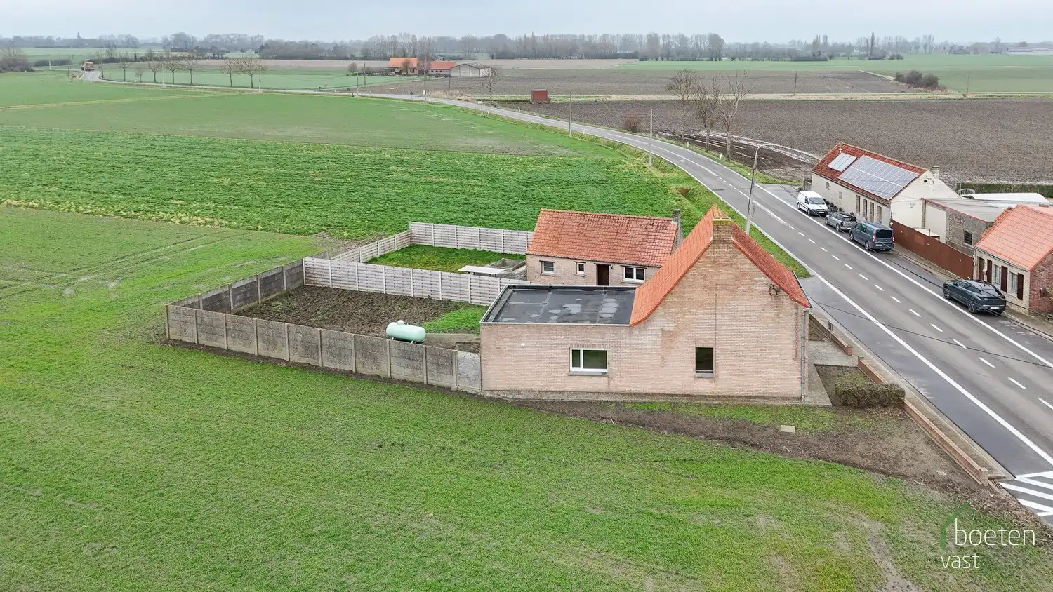 ALVERINGEM: Landhuis met conformiteitsattest, 2 (mog. 3) slaapkamers, interessant bijgebouw en dubbele garage met tuin op 795m² grondopp. foto 20