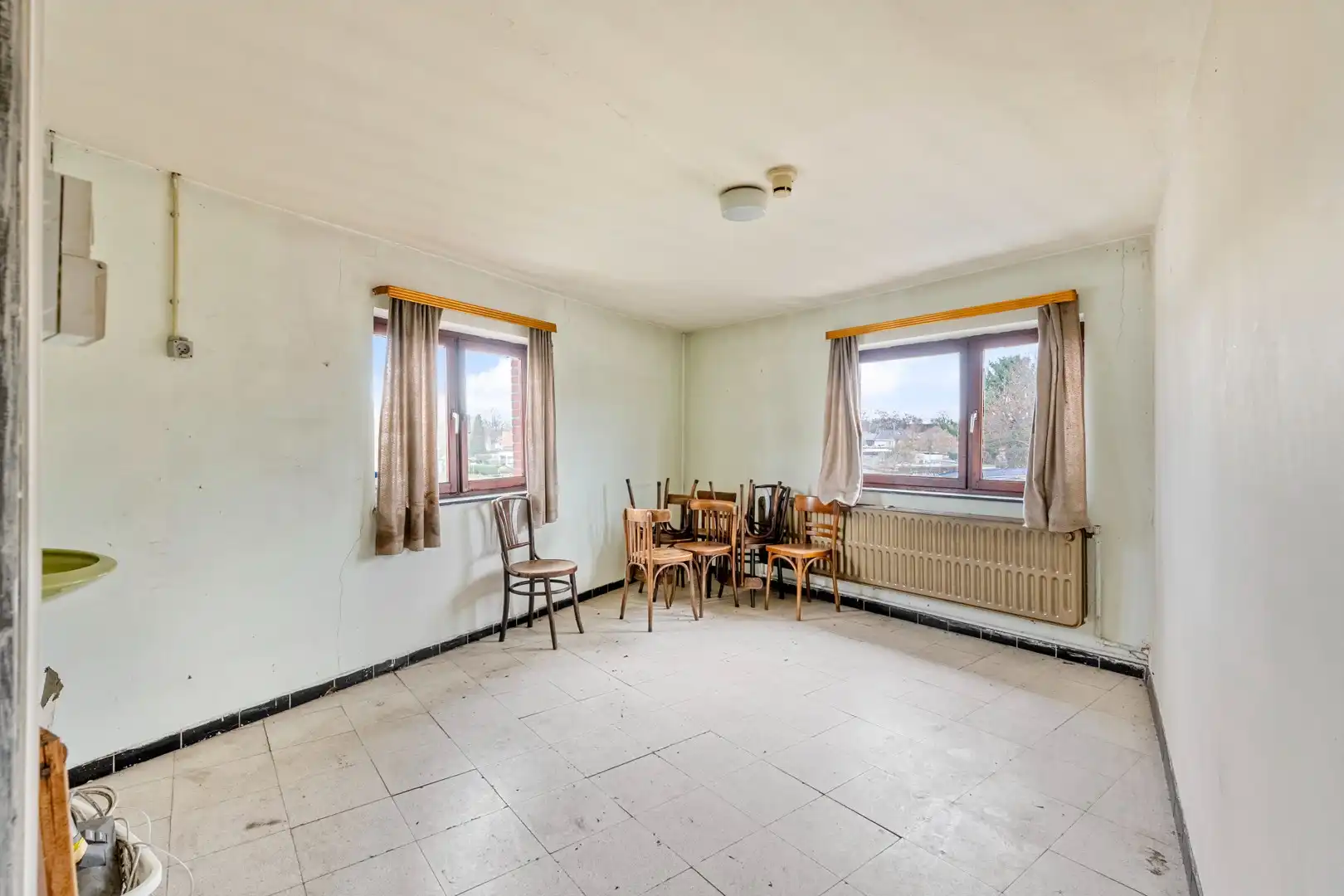 Woning met uitzonderlijk potentieel voor totale renovatie in Genk foto 14