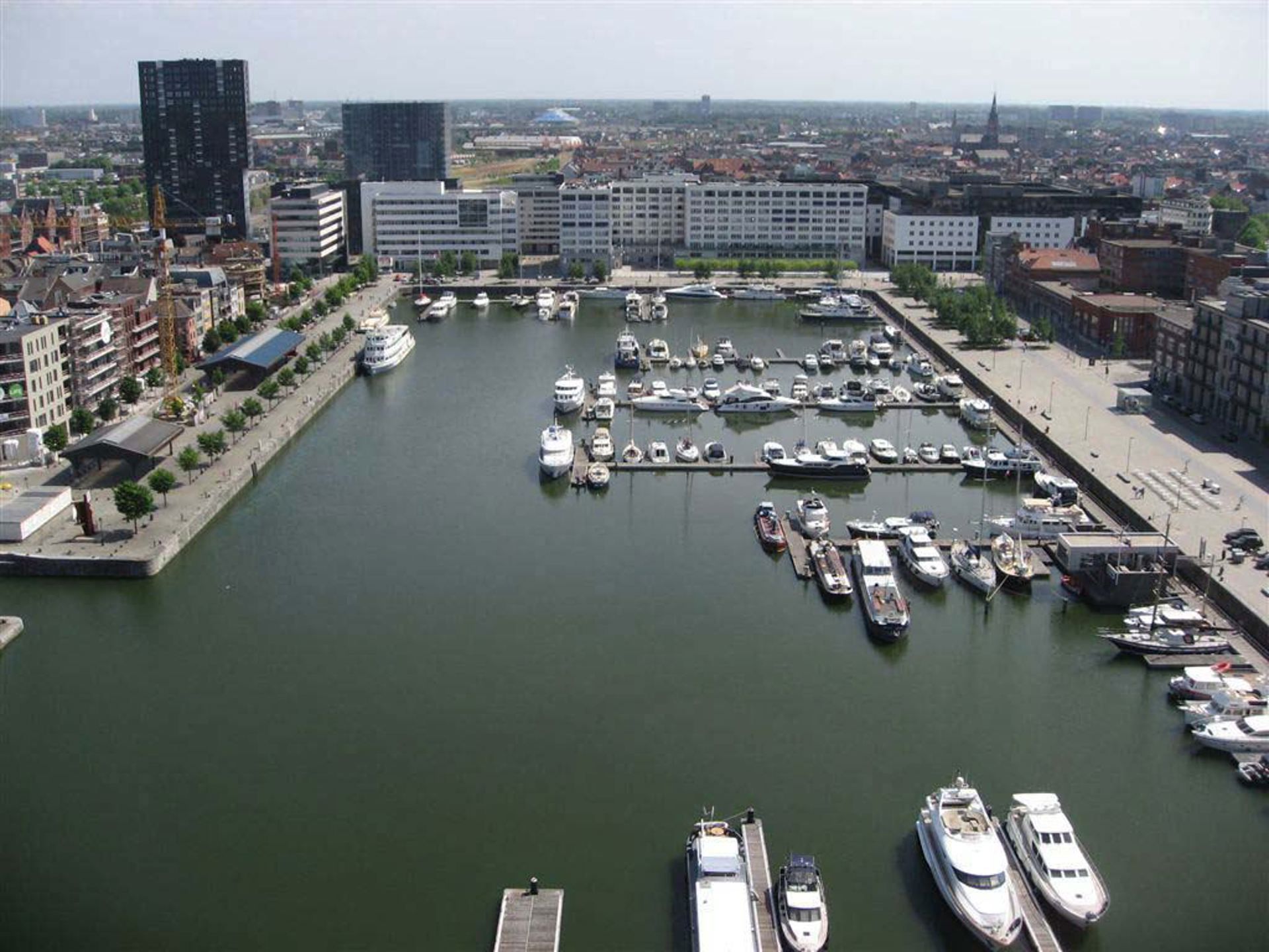 Gemeubeld appartement te huur met zicht op het MAS foto 10