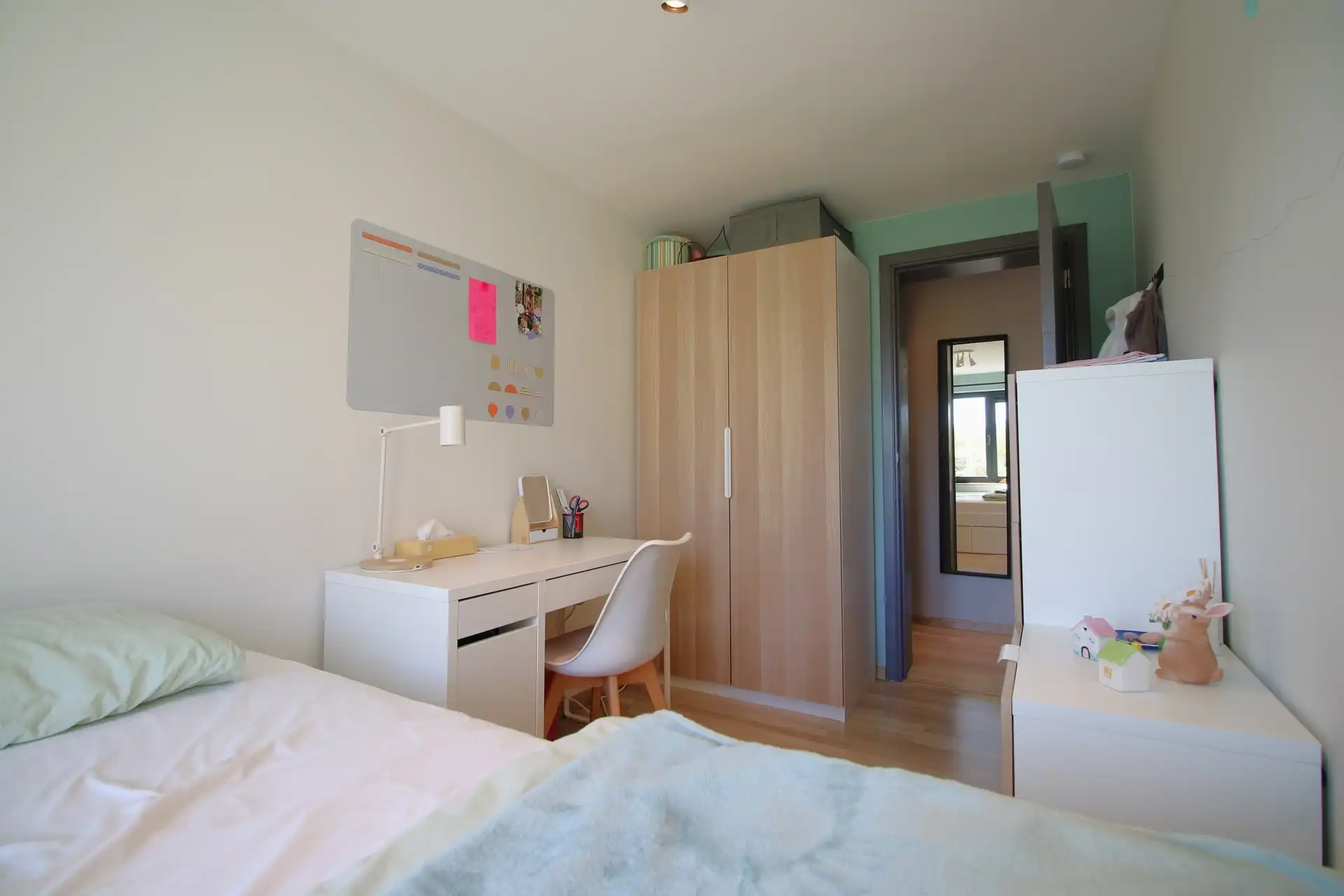 Instapklare gerenoveerde woning met 4 slpks. en aparte garage in doodlopende straat foto 21