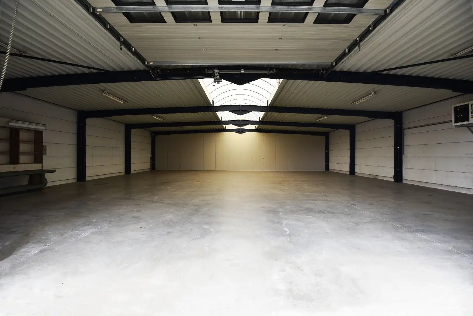 Loods 360m² nabij centrum, industrieterrein en alle invalswegen van Maldegem foto 2