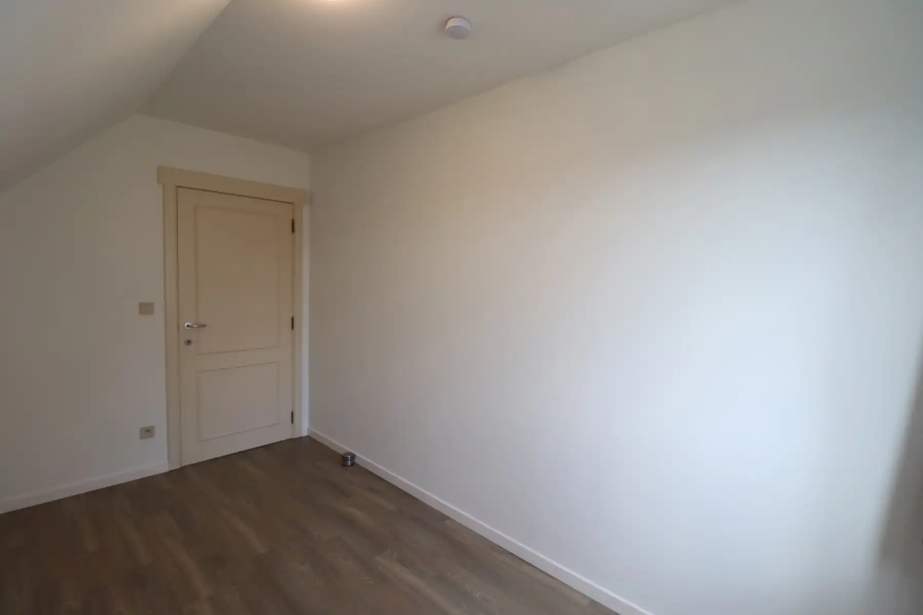 Appartement op de 1ste verdieping met carport/tuinberging en terras met tuin. foto 12