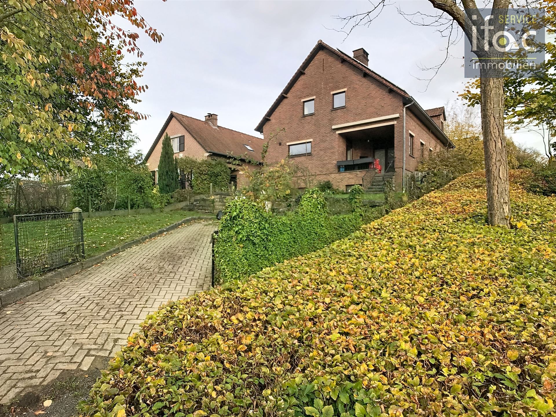 Huis met 4 slpks, 2 badk., tuin en garage foto 2