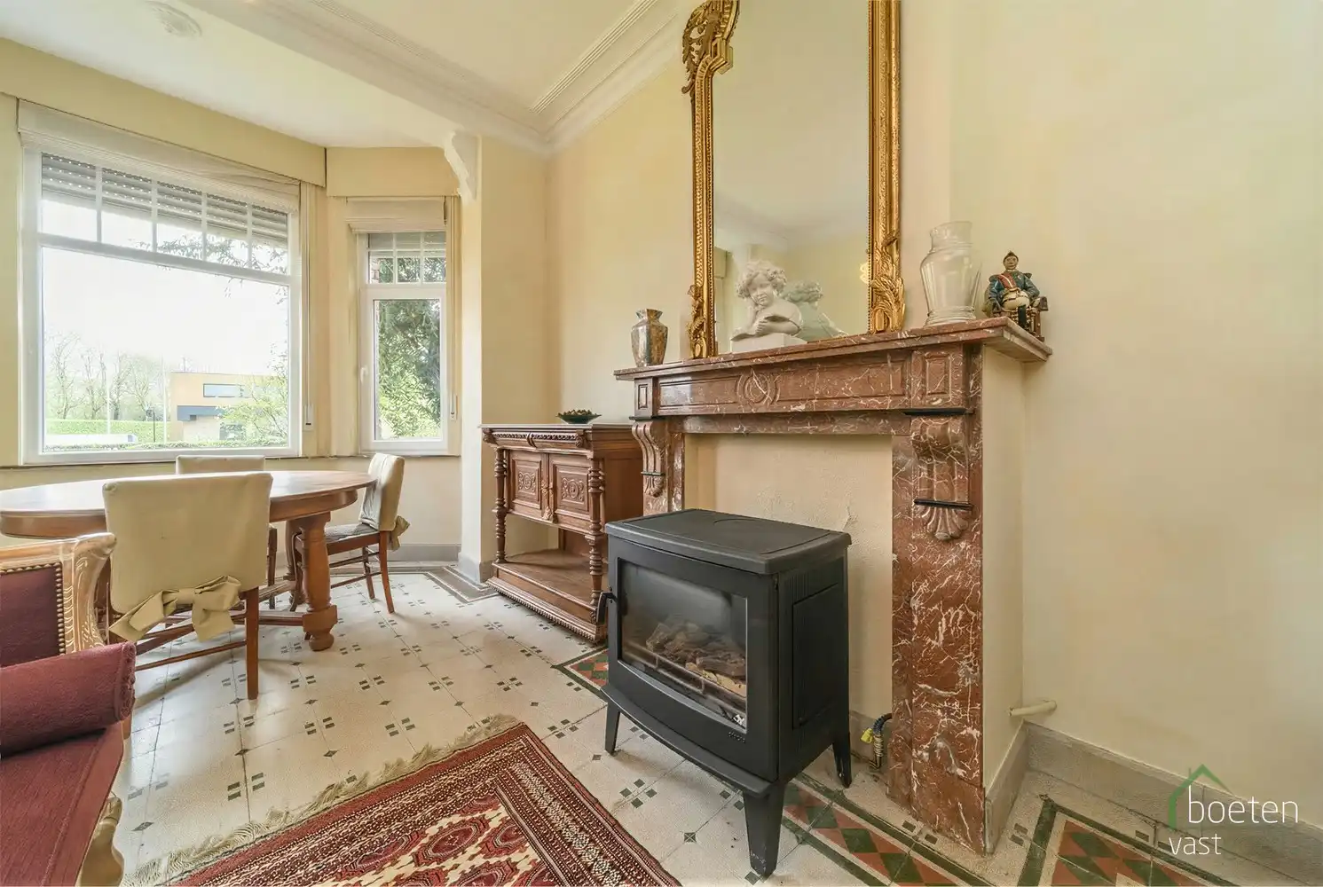 ALVERINGEM: Karaktervolle herenwoning uit het interbellum (jaren 30) met authentieke geveldetails en een warm landelijk interieur op 3.253 m² totale grondopp. foto 6