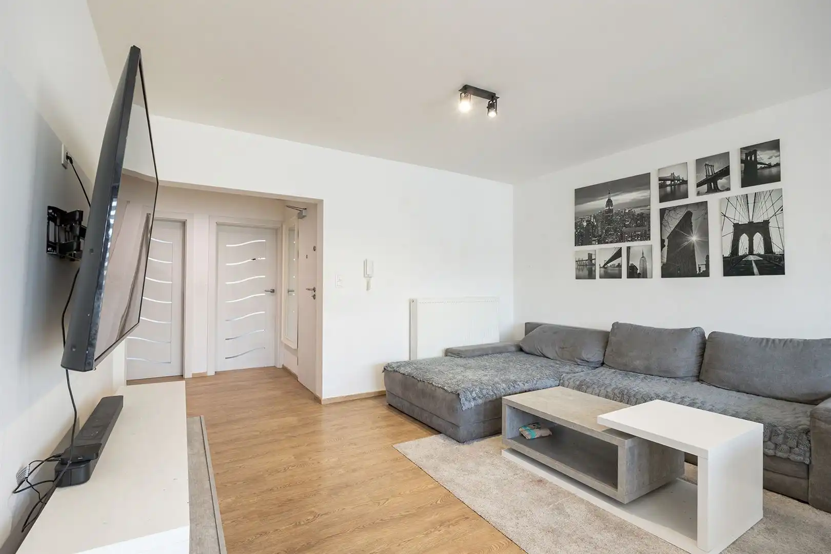 Tussen twee parken: licht appartement met tuin en garage foto 10