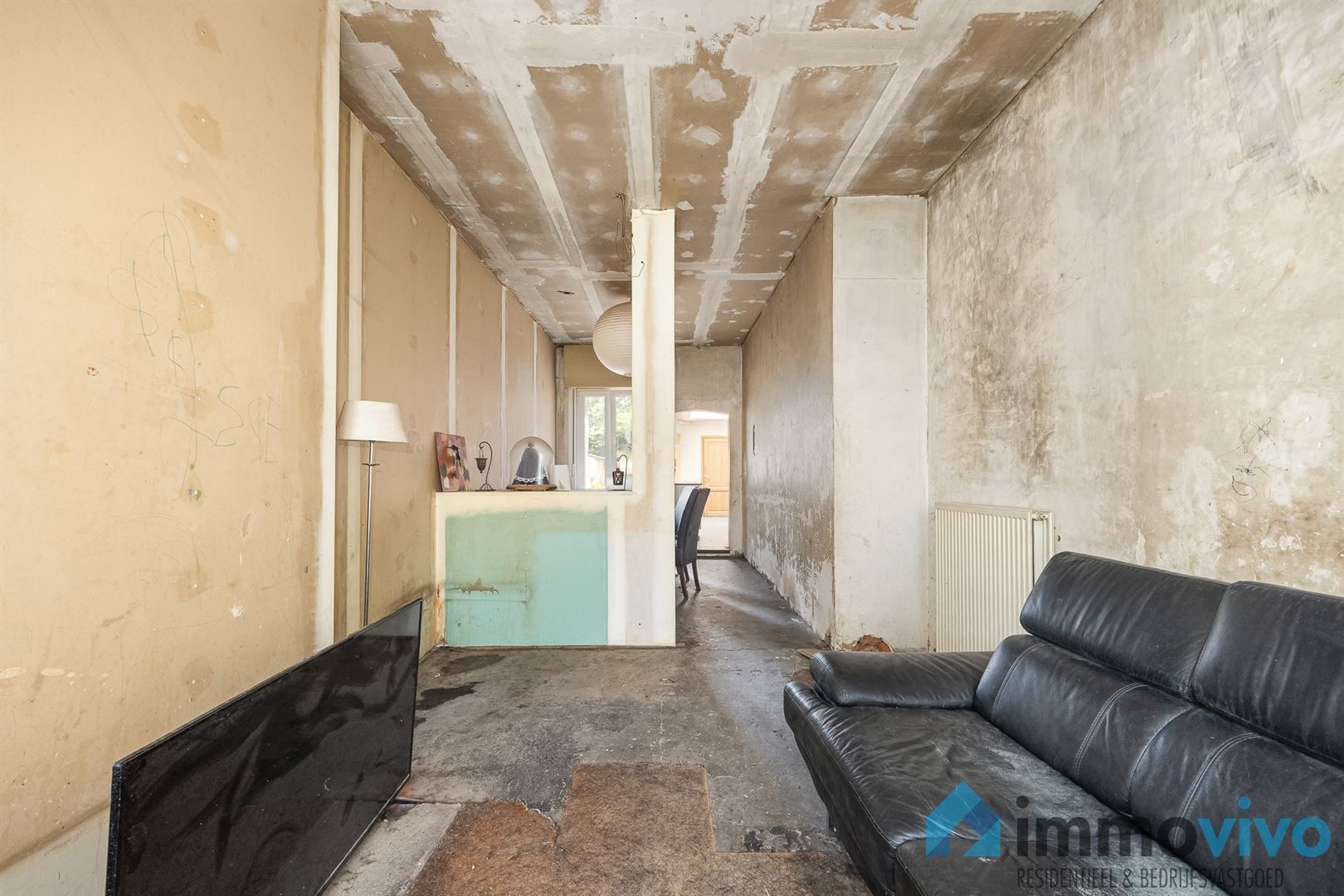 Te renoveren gezinswoning met 2/3 slaapkamers en zuidgerichte tuin. foto 3