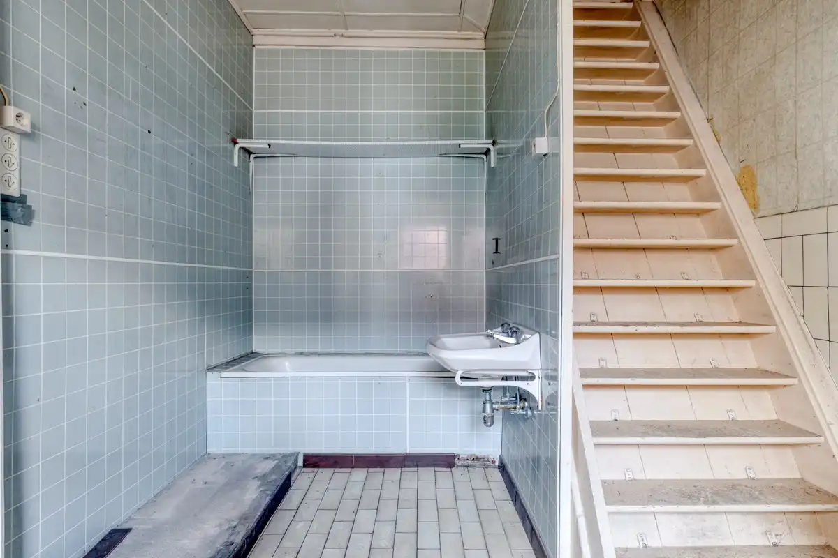 Te renoveren woning met magazijn en tweede oprit! foto 9