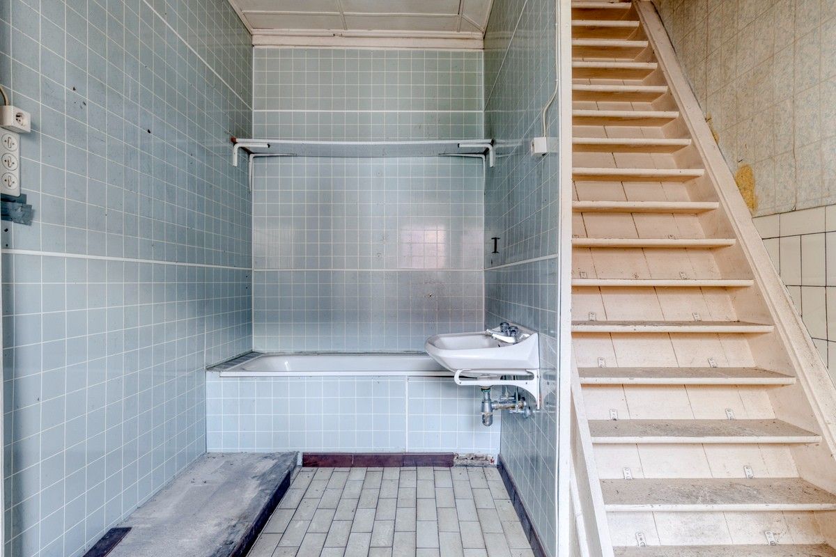 Te renoveren woning met magazijn en tweede oprit! foto 10