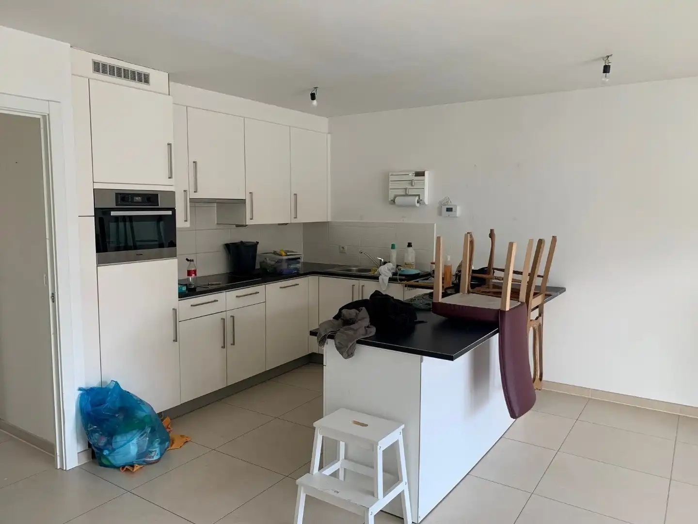 Ongemeubeld tweeslaapkamer-appartement in moderne residentie in Mariakerke foto 3