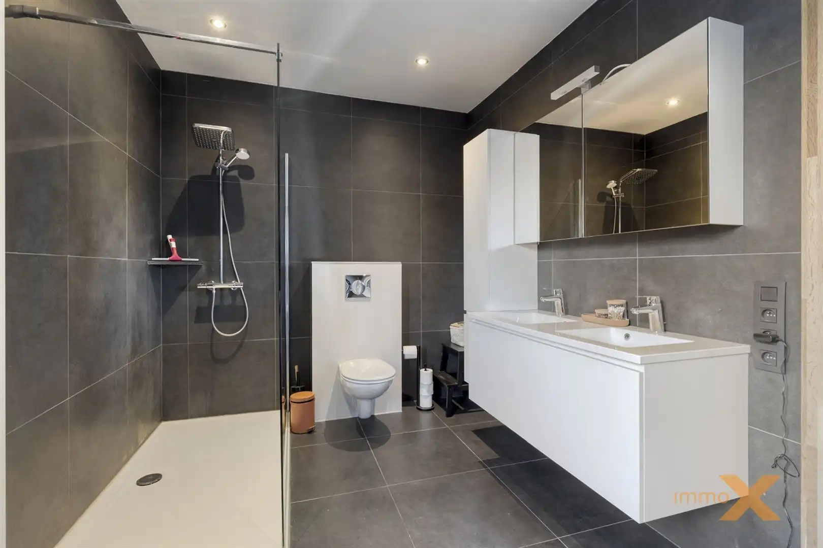 CHARMANTE GEZINSWONING MET AUTHENTIEKE GEVEL foto 17