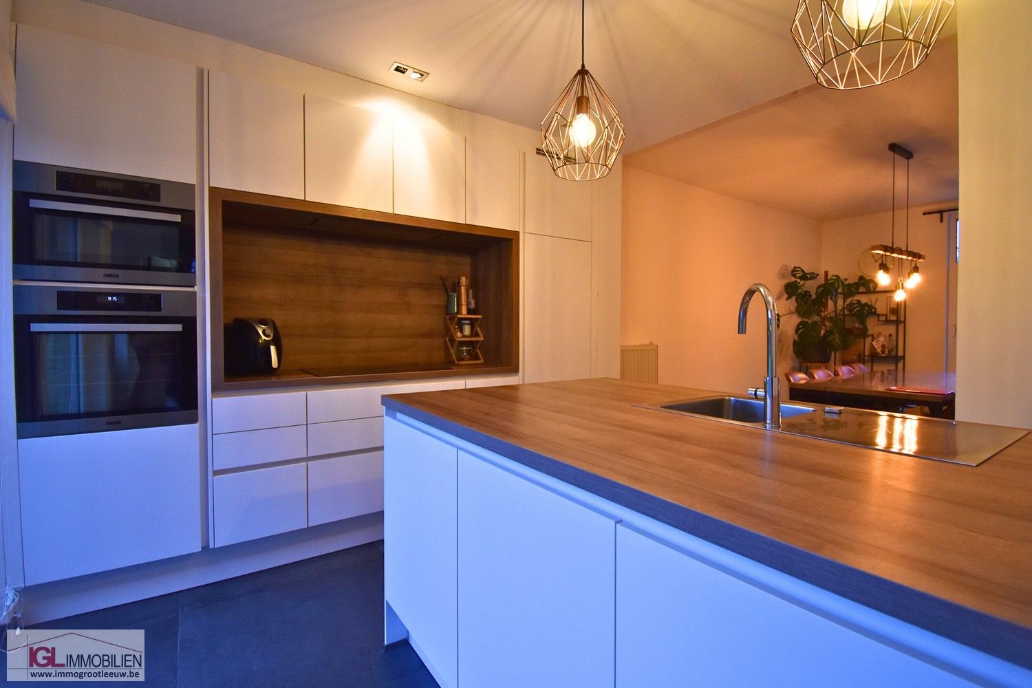 Ruime gezinswoning met 4 slaapkamers, tuin, terras en 2 staanplaatsen te huur foto 6