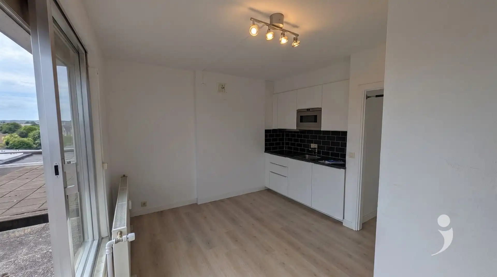 Ongemeubelde studio met groot terras foto 2