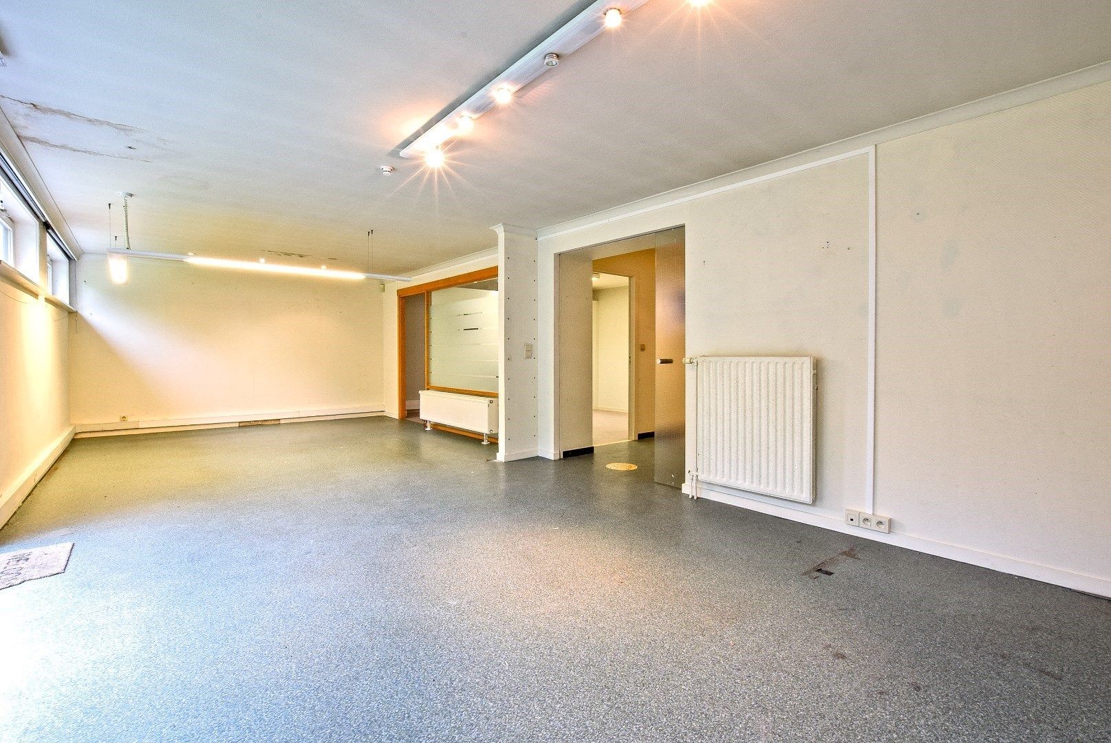 Centraal gelegen handelsruimte (148 m²) in centrum Diksmuide! foto 8